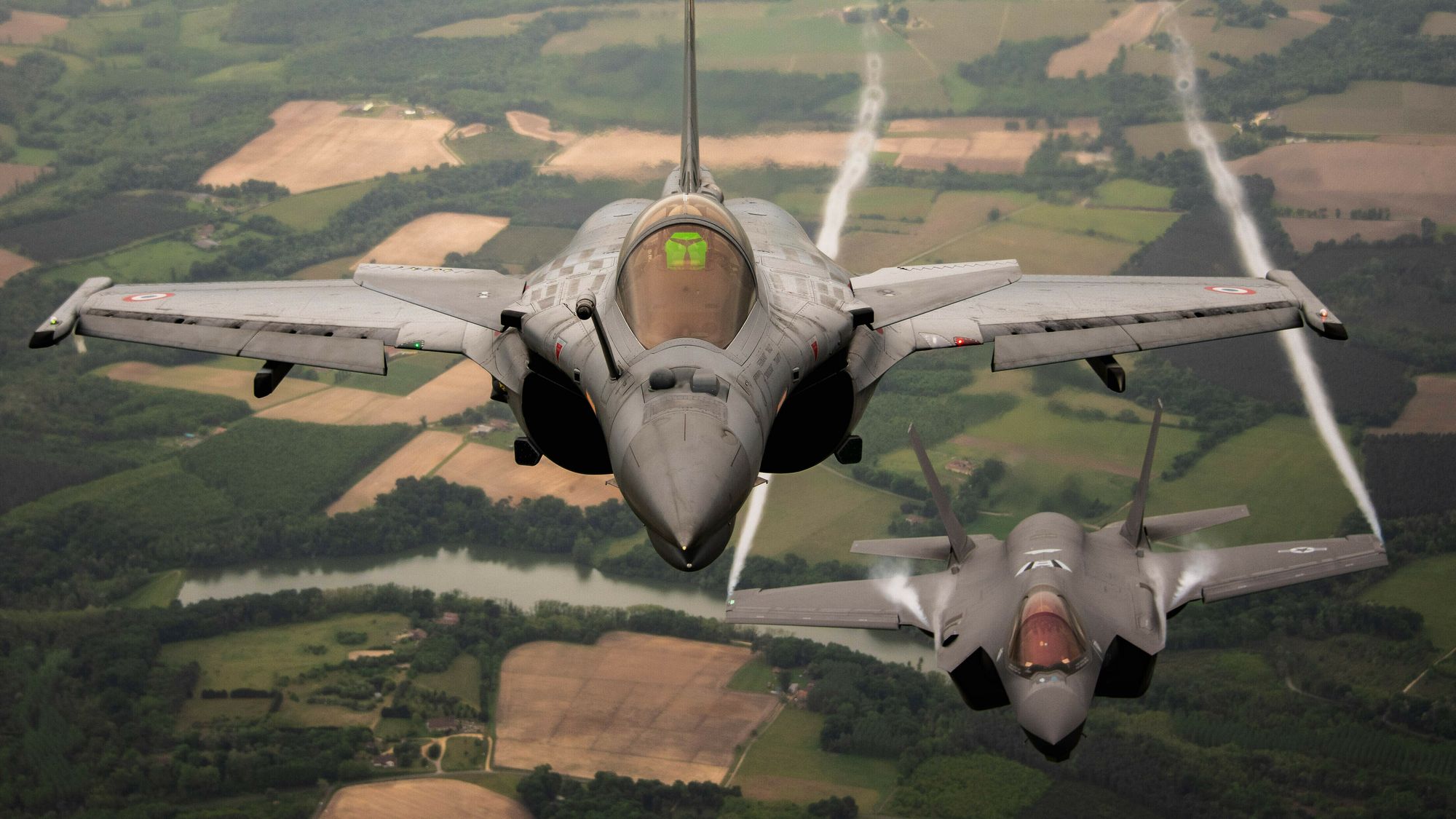 Dassault Rafale fra Armée de l'Air et de l'Espace sammen med et F-35A fra US Air Force over Frankrike i forbindelse med Atlantic Trident-øvelsen 18. mai 2021.