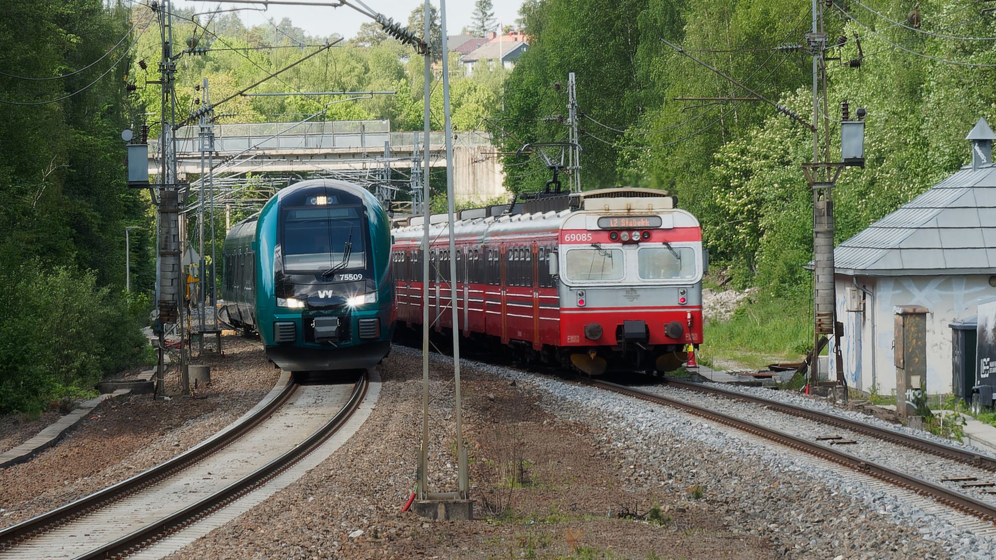 Mange av de gamle 69-togsettene endte opp på verkstedet på Sundland i Drammen forrige vinter.