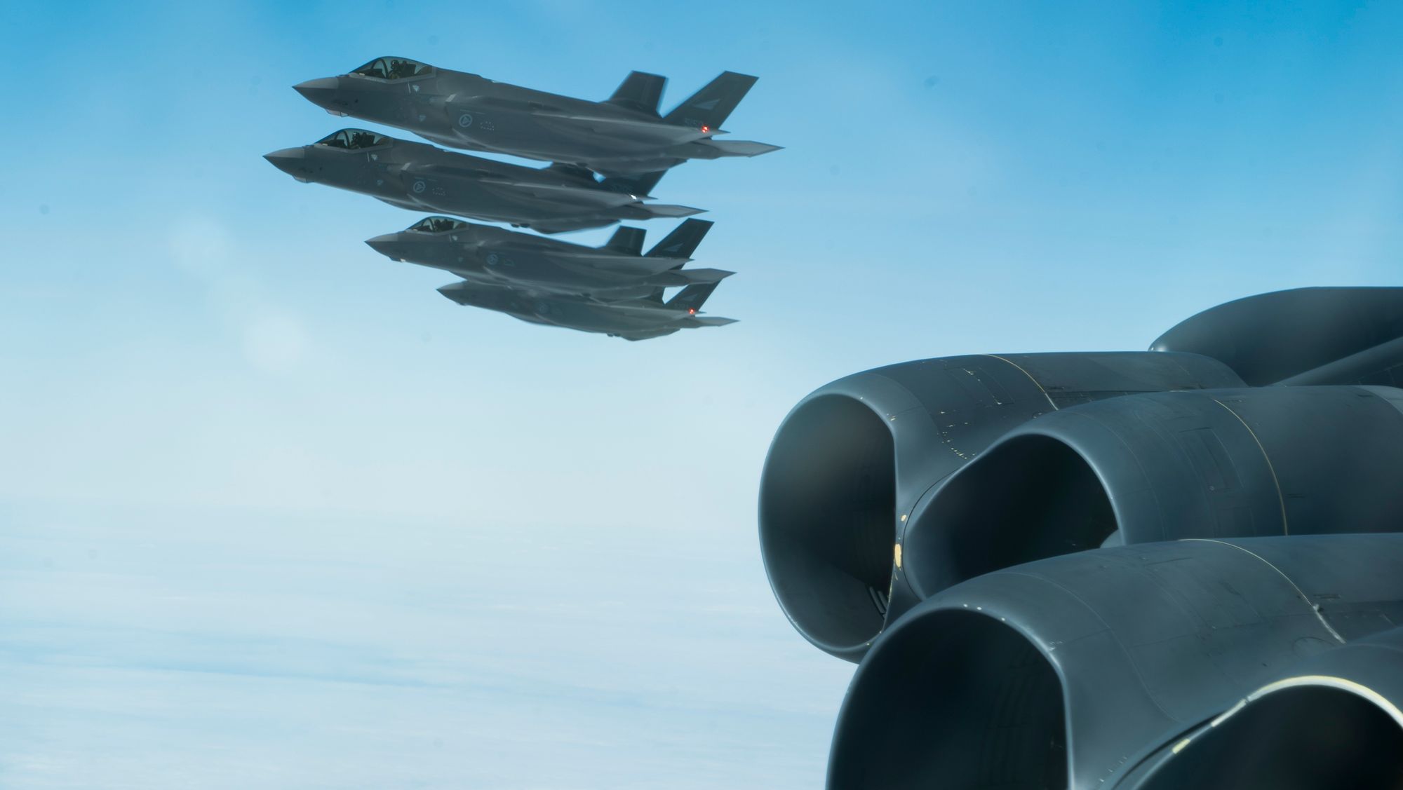 Dette bildet er fra da et B-52H i fjor for første gang fløy over 30 Nato-land på én dag for å demonstrere samholdet innad i alliansen og blant annet møtte disse fire norske F-35A-flyene.