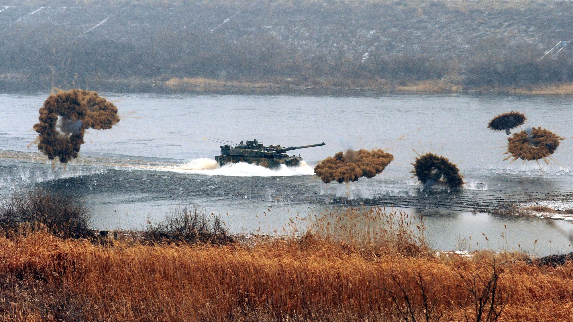 Stridsvogna K2 Black Panther er designet med tanke på koreansk topografi og klima, men ifølge produsenten betyr det også at den passer godt i Norge.