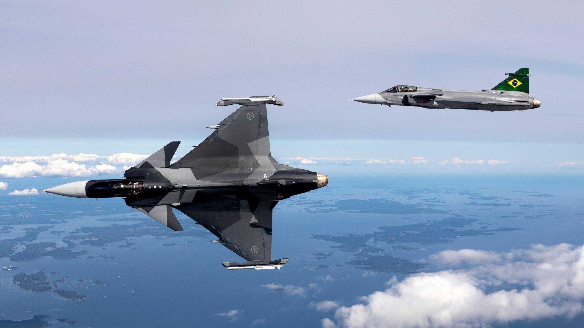 Svensk Jas-39E Gripen i lufta sammen med brasiliansk F-39E Gripen.