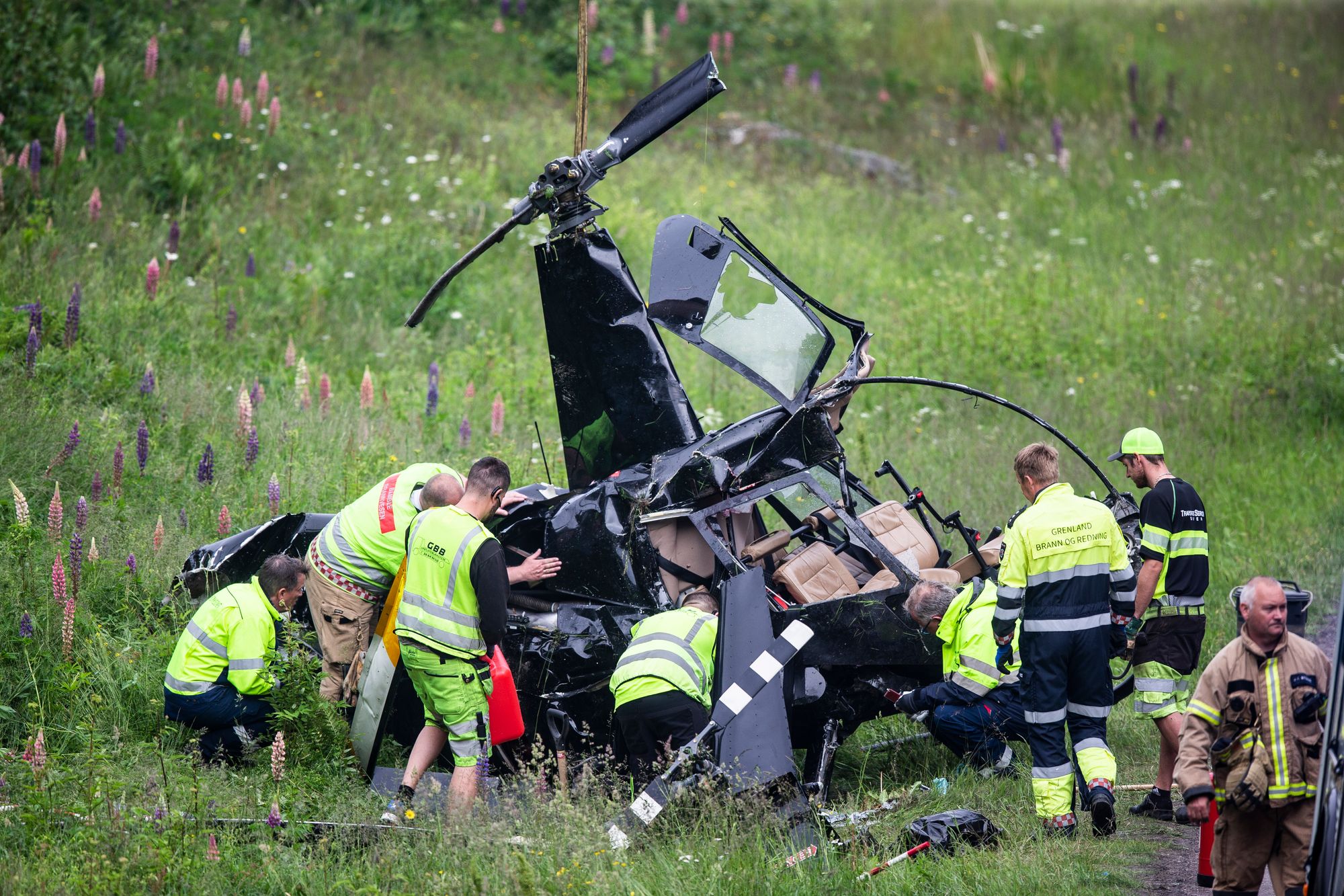 Klokka 10 fredag formiddag var Robinson R44-vraket i ferd med å fraktes fra ulykkesstedet til Havarikommisjonens hangar på Kjeller.