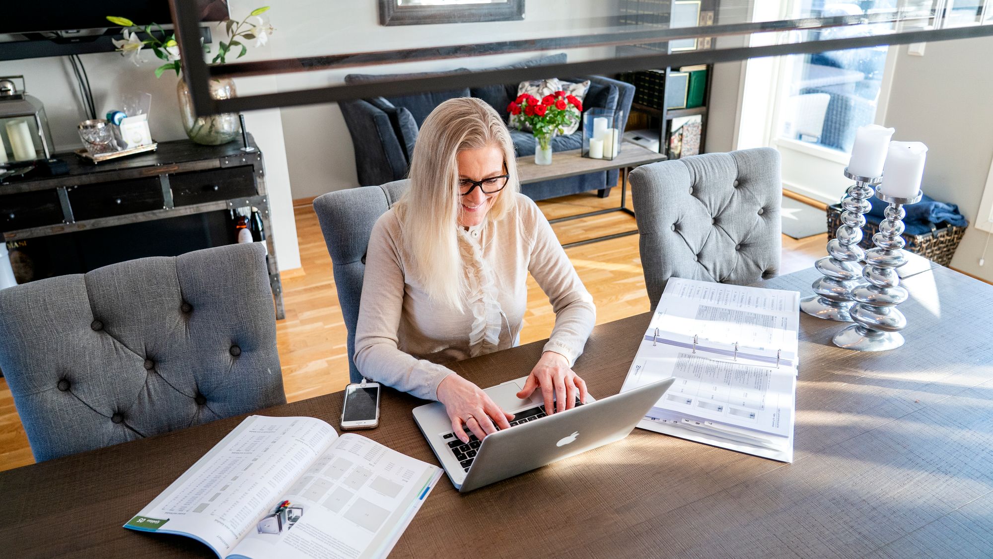 Etter lange perioder på hjemmekontor er mange nordmenn på vei tilbake til arbeidsgivers lokaler. 