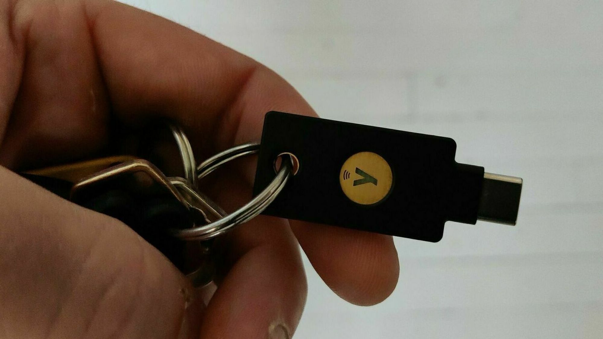 Bildet viser Yubikey 5, som blant annet beskytter mot phishingangrep og kontoinnbrudd. Produktet fikk rosende omtale i en test på digi.no i fjor høst.