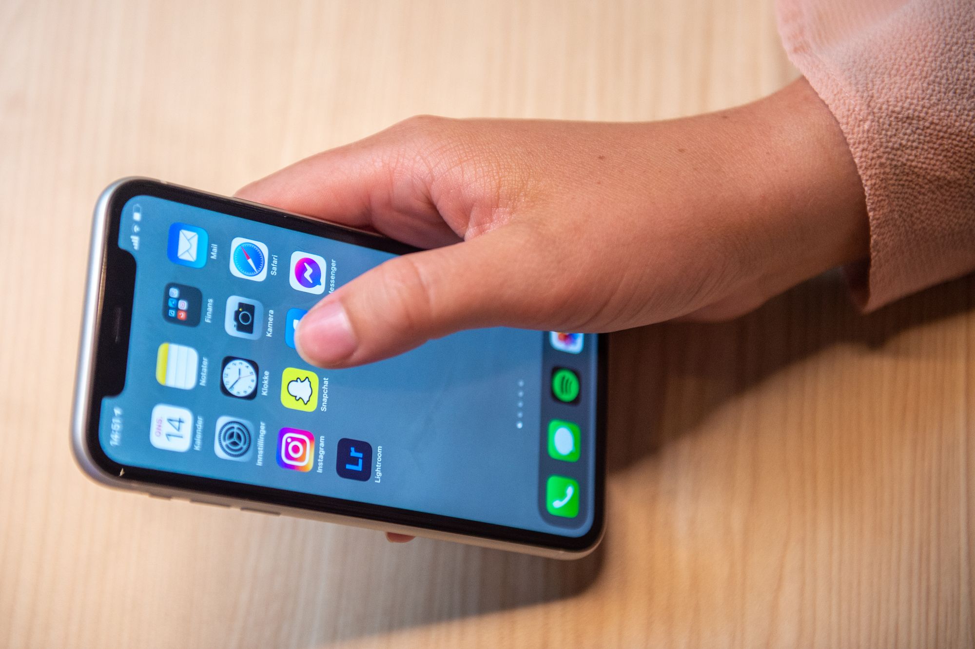 På mobiltelefonen kan man oppleve svindelmetoder gjennom tekstmelding, telefonanrop og hacking i sosiale medier.