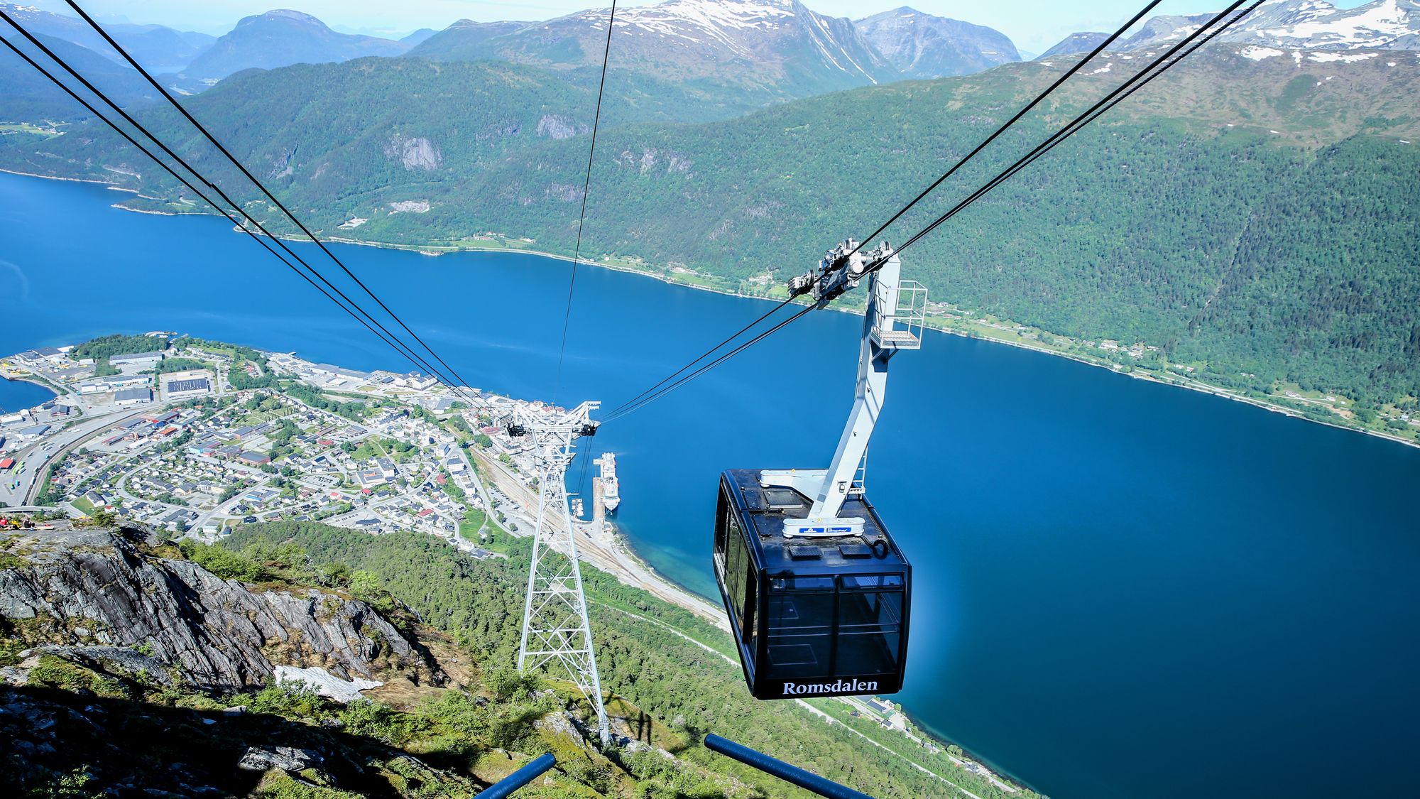 Noe som fort kan bli en suksessfaktor for Romsdalsgondolen er at fjordstasjonen ligger få meter fra både cruisekai, endestasjonen for Raumabanen og Norsk Tindesenter. Uansett hvordan du kommer til Åndalsnes sentrum som turist, er du i nærheten av gondolen.