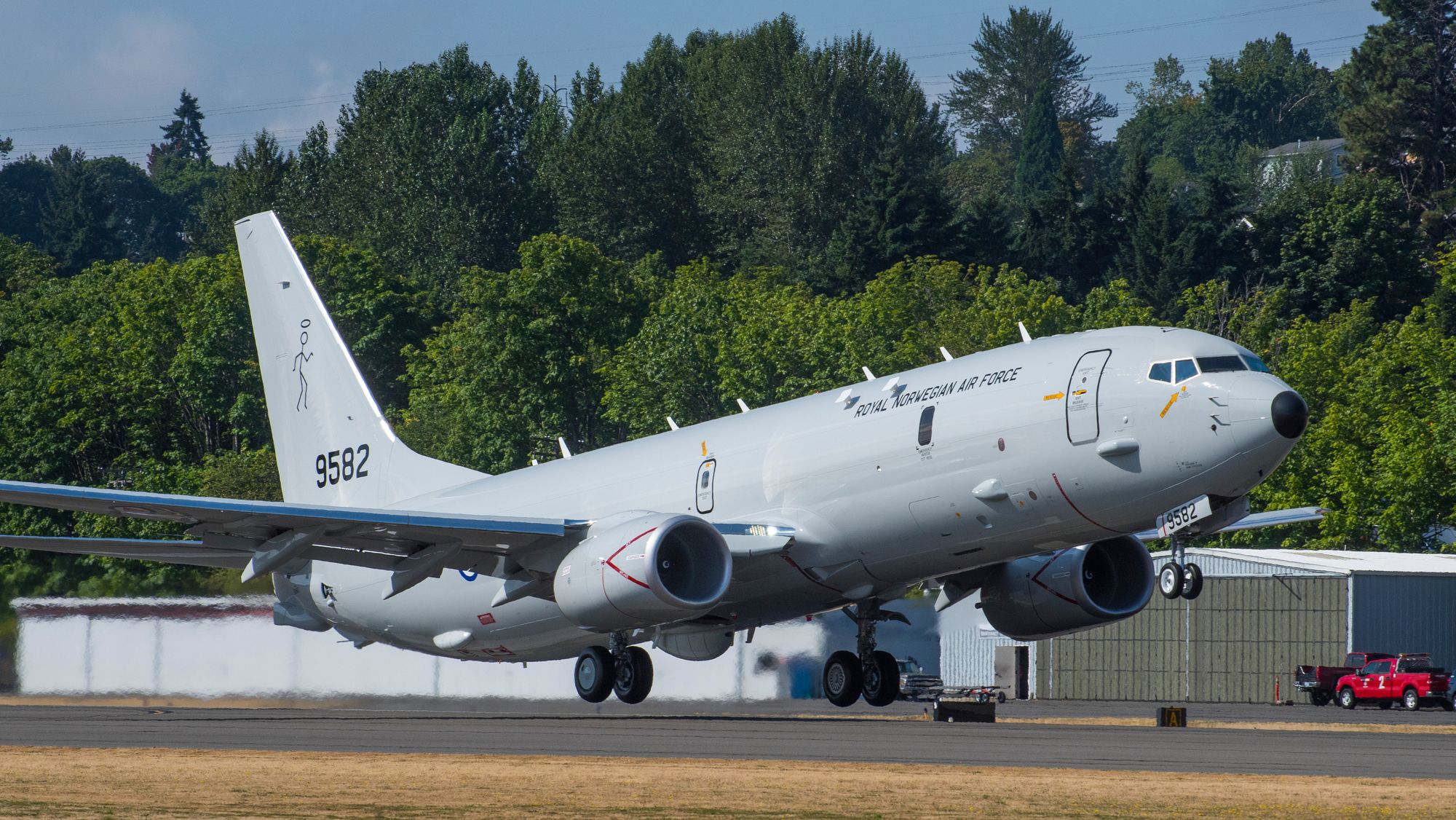 Norges første P-8A Poseidon tar av for sin første flytur mandag 9. august. Turen gikk fra Renton til Boeing field, med en solid omvei.