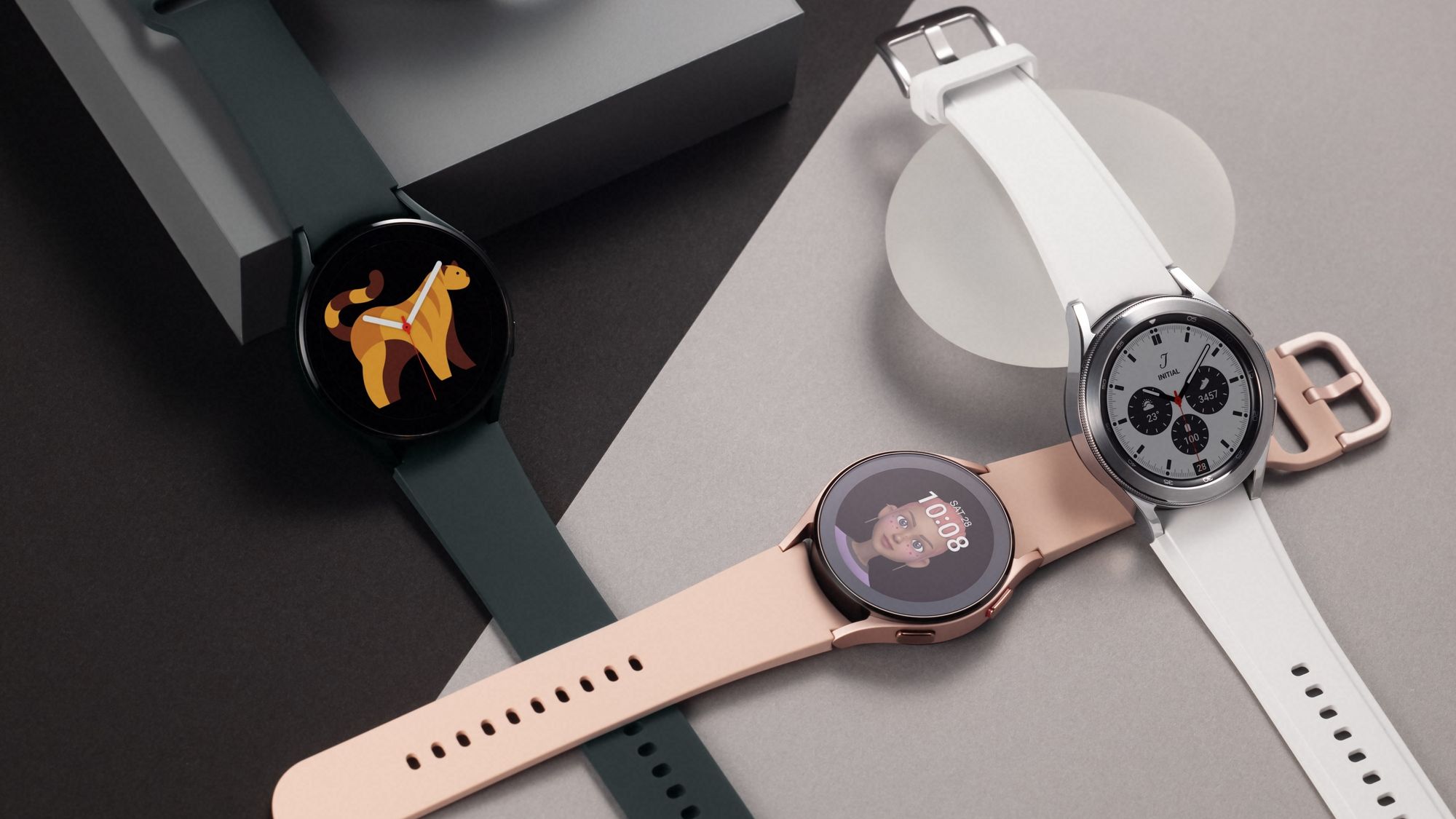 Dette er de nye klokkene fra Samsung, Galaxy Watch4 til venstre og i midten, og Galaxy Watch 4 Classic til høyre.