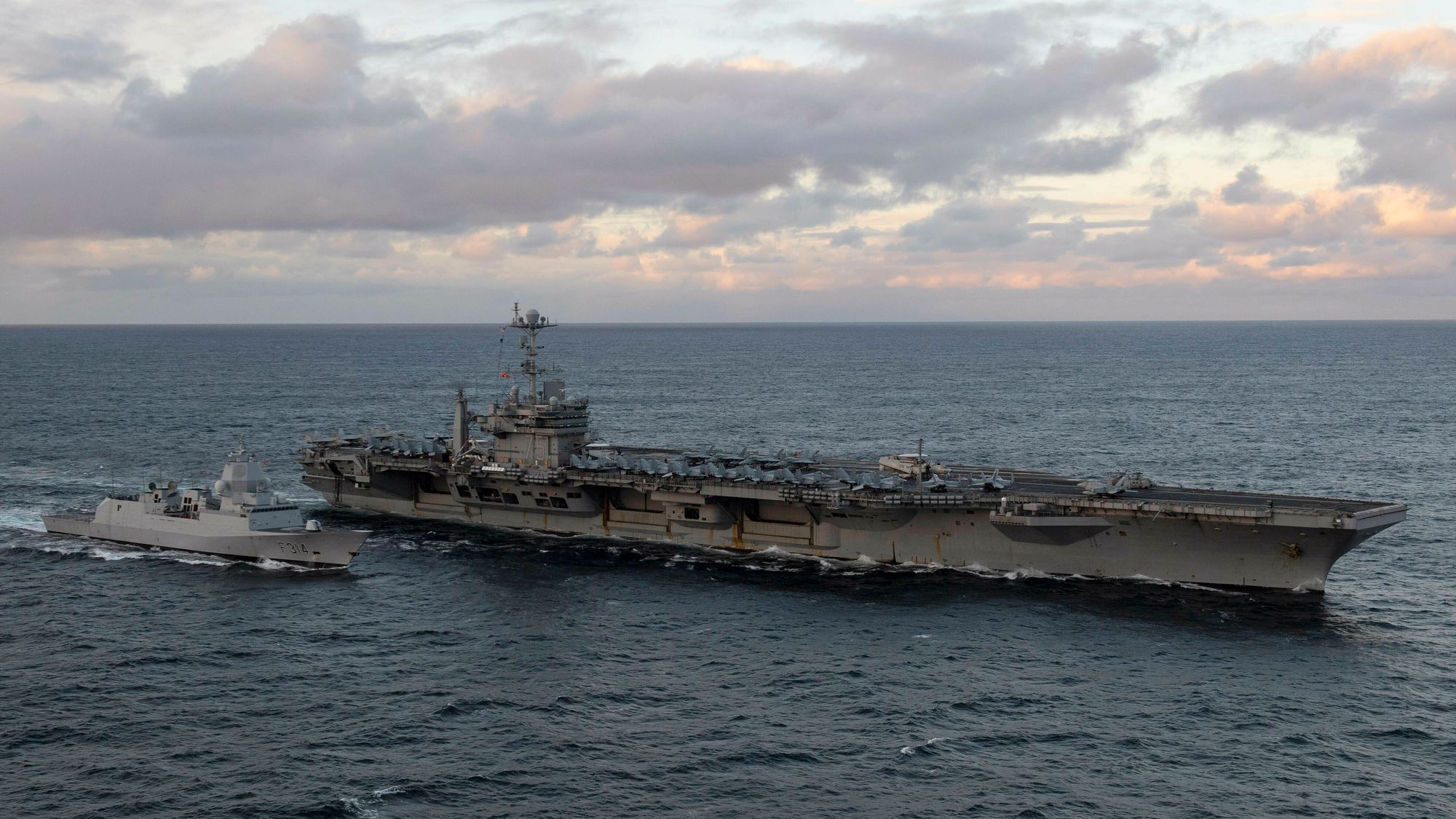 USS Harry S. Truman og KNM Thor Heyerdahl under Trident Juncture 2018