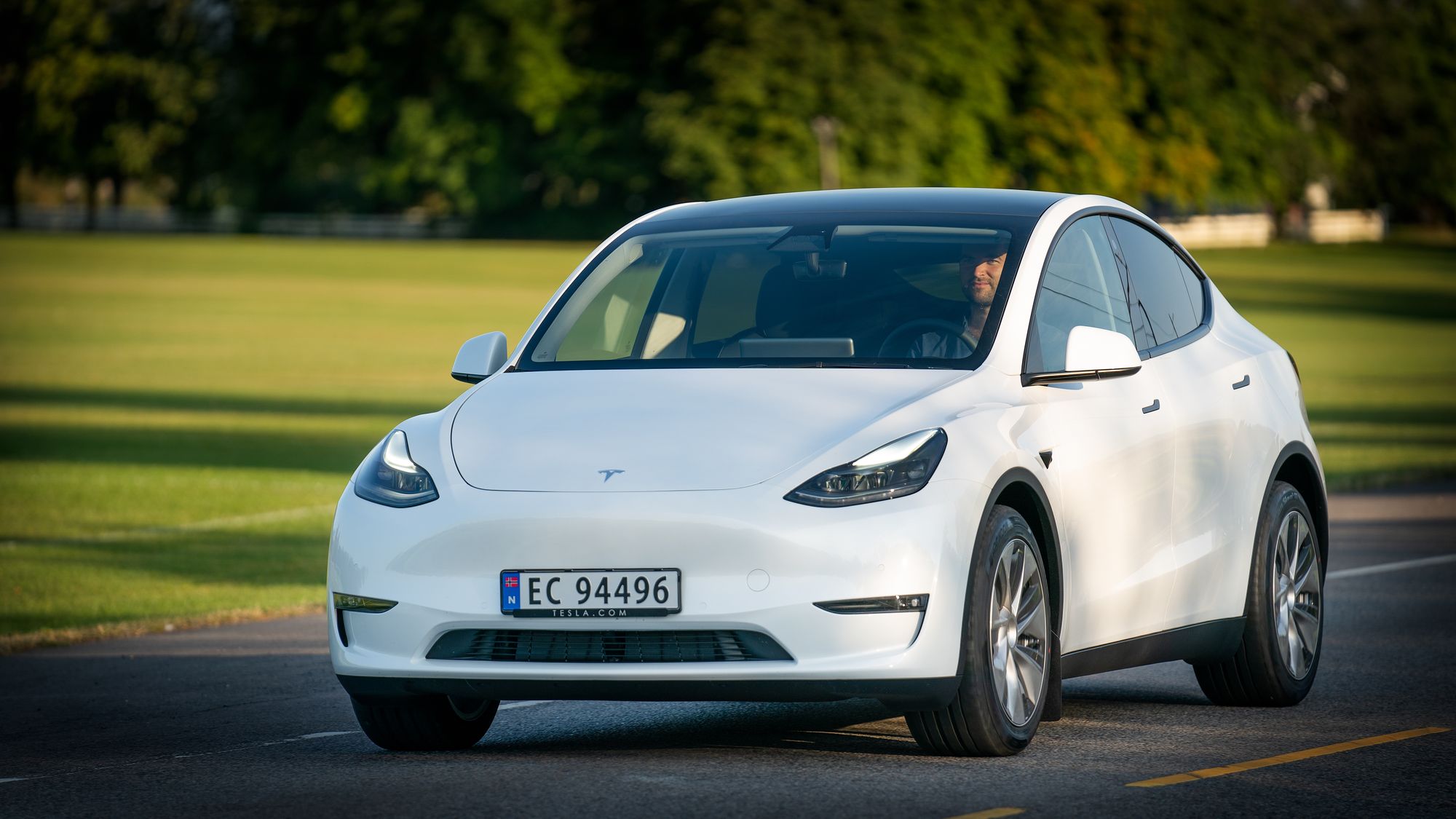 Tesla Model Y er en av modellene som tilbakekalles.