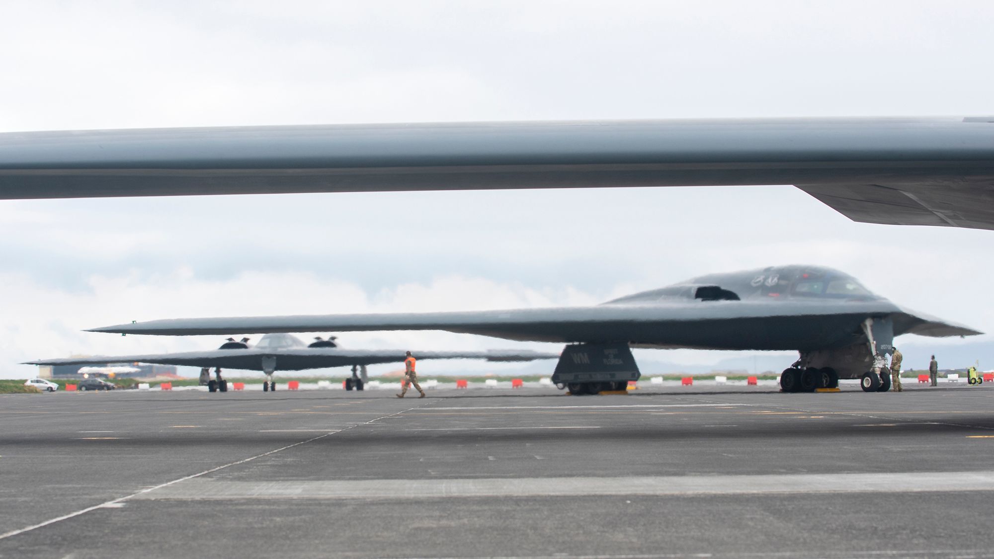 Tre B-2 Spirit takser på Keflavik etter et oppdrag 31. august.