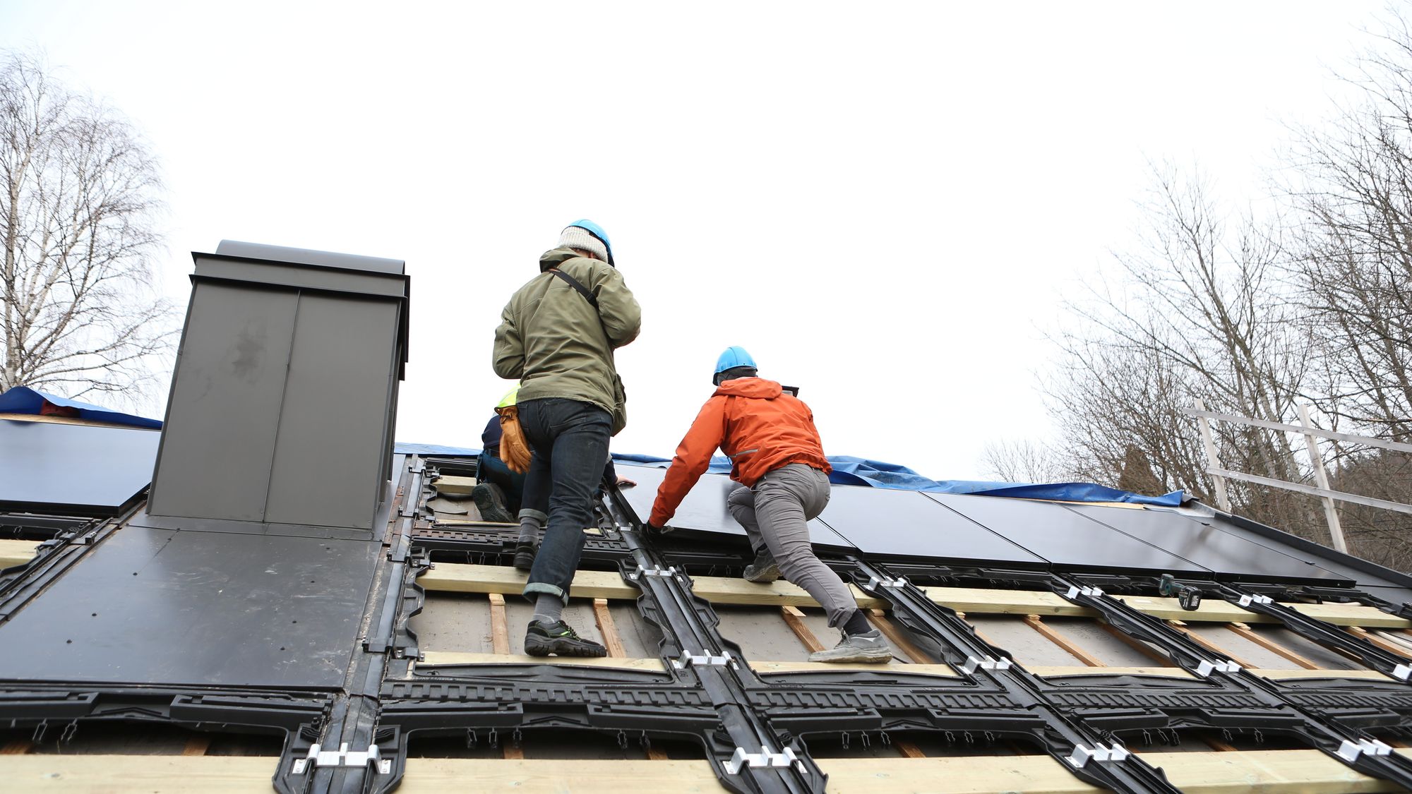 Solceller er blitt populært på eneboliger. Men Enova har kuttet i støtten til dem.