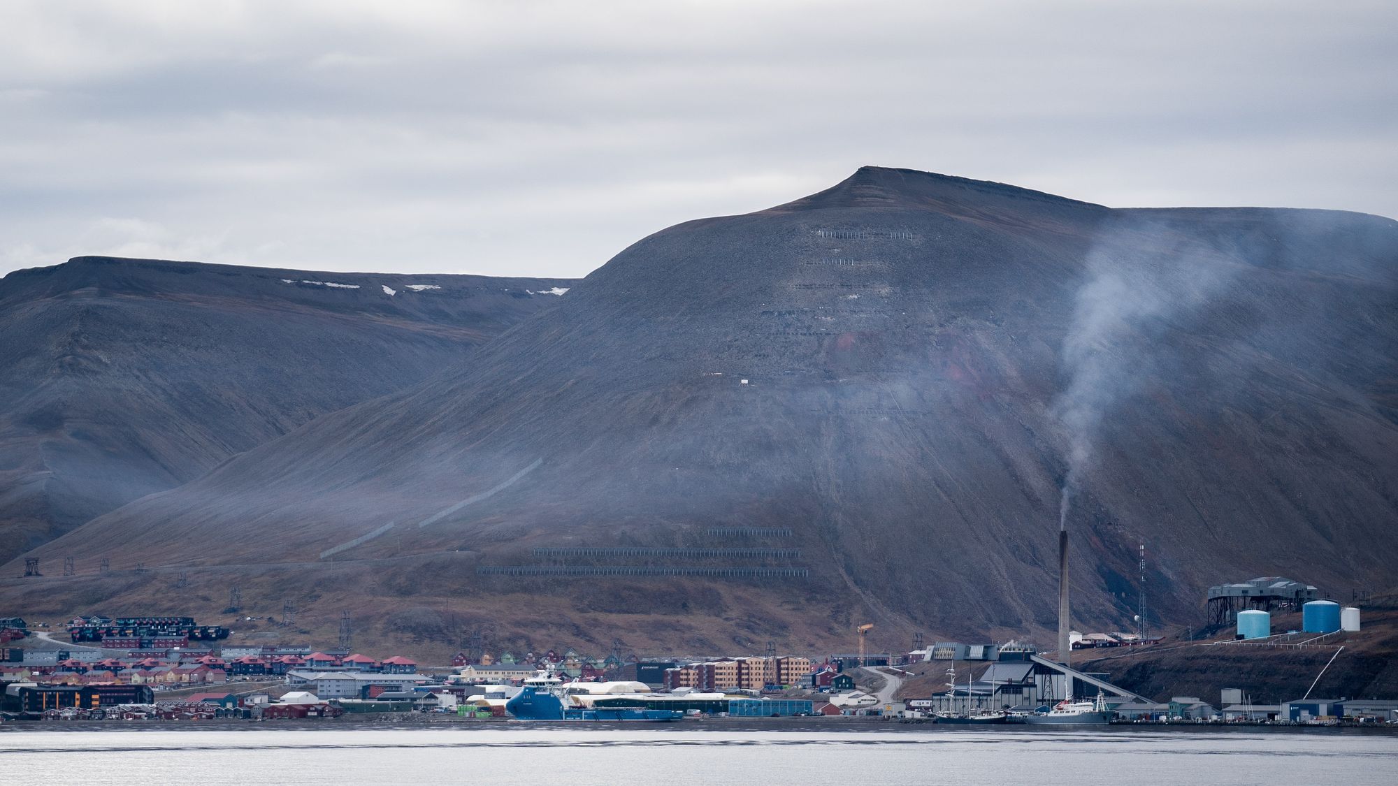 Røyken fra kullkraftverket er godt synlig på rolige dager i Longyearbyen. Bildet er tatt i forrige uke. 