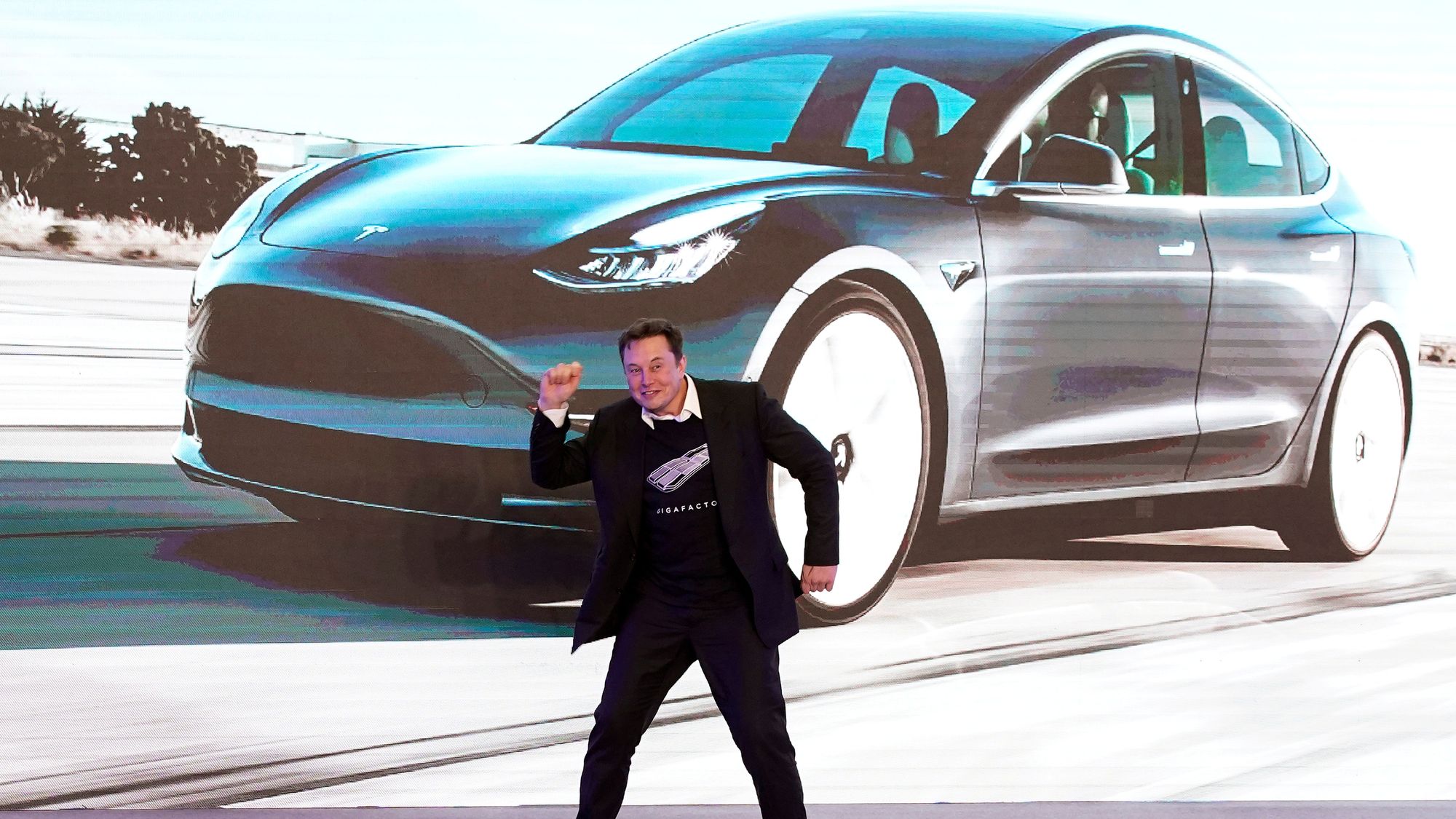 En bekymringsløs Elon Musk danser på et arrangement ved Teslas Model3-fabrikk i Shanghai  i januar 2020, like før covid-pandemien brøt løs. Nå tror han brikkemangelen som pandemien har ført med seg, snart er over.