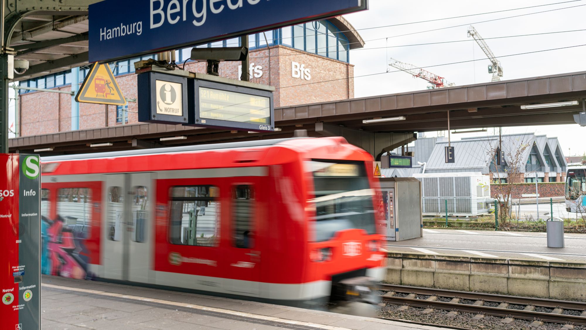 - Togene kjører en perfekt timeplan helt automatisk, energioptimalisert og med nøyaktighet ned til sekundet, sier Roland Busch, direktør i Siemens AG, om selskapets selvkjørende passasjertog. 