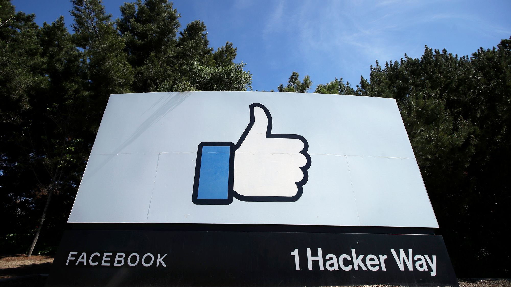 Et skilt utenfor hovedkvarterene til Facebook i California.