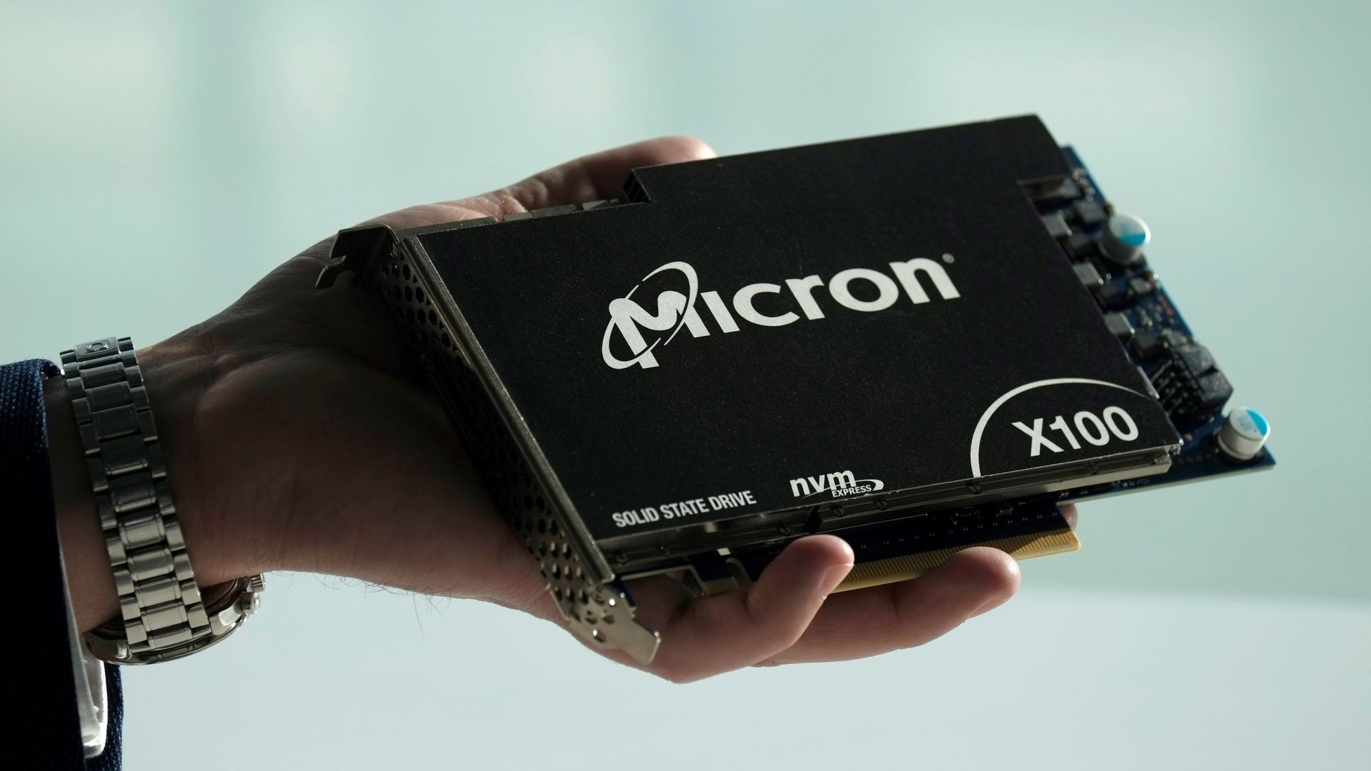 Micron skrur til brikkeproduksjonen. Her fra lanseringen av deres solid-state drive i 2019.