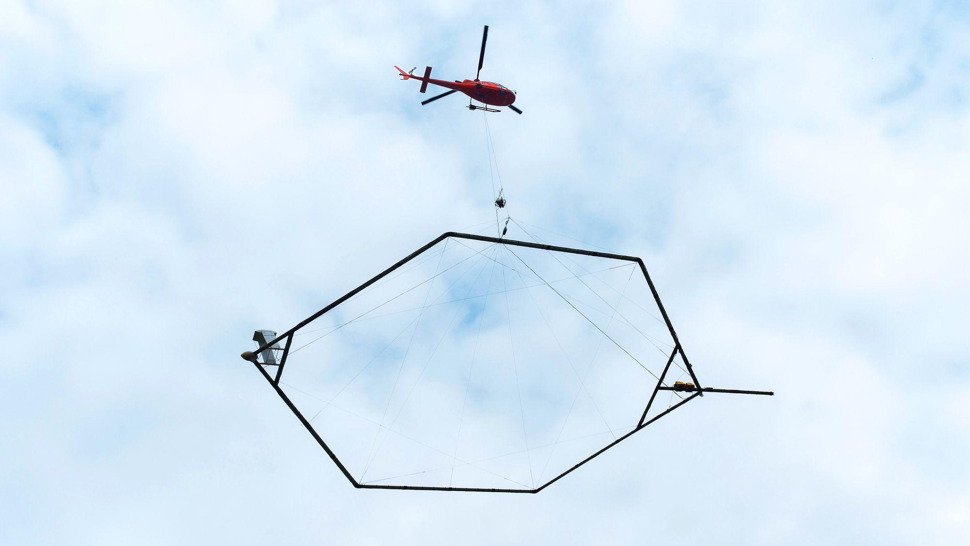 Med kraft fra en gocart-motor som henger mellom den sekskantede strukturen og helikopteret, dannes et elektromagnetisk felt. Emerald Geomodelling bruker dataene til å lage 3D-modeller av grunnforholdene.    