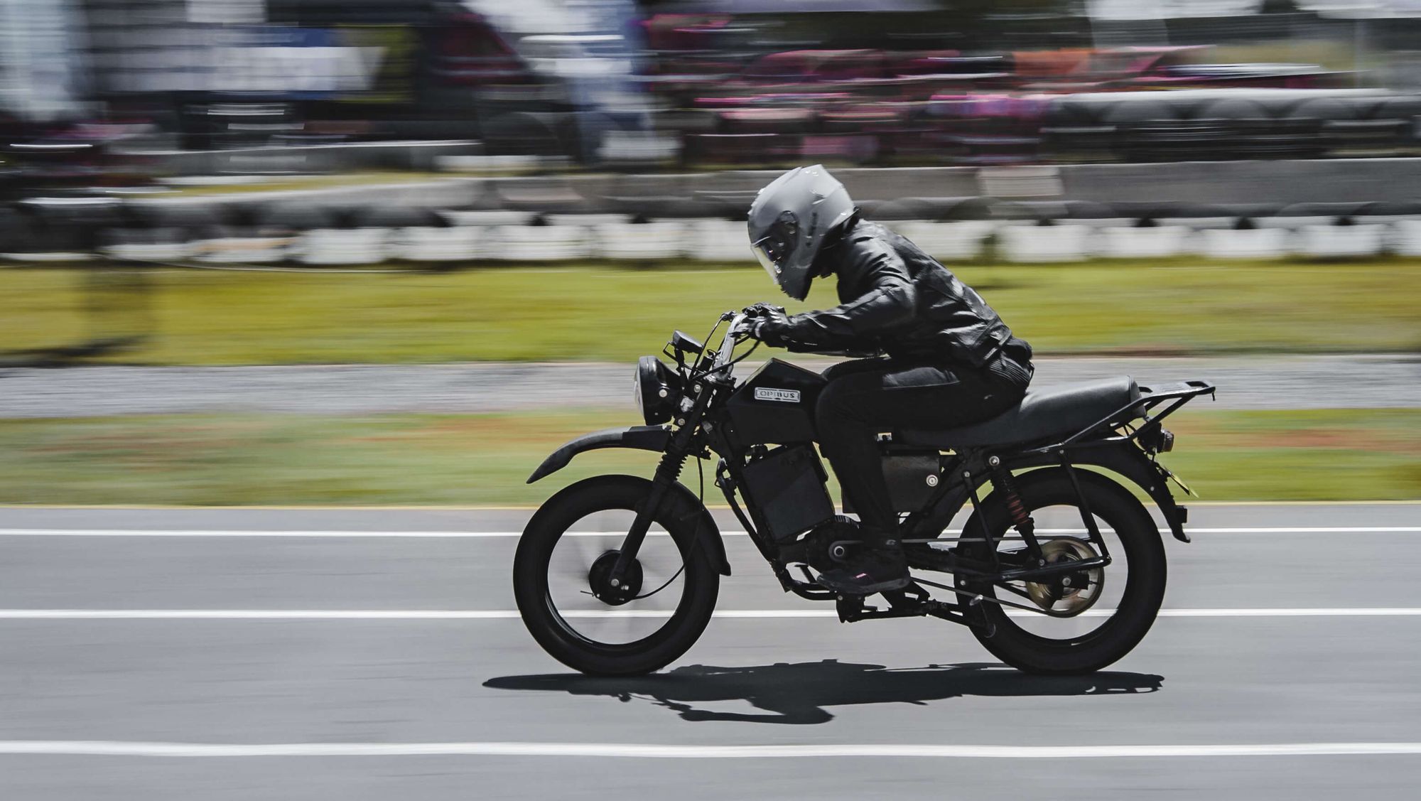 Den svenske motorsykkelen har to batterier og er skreddersydd for det afrikanske markedet. Men produksjonskostnadene må fortsatt ned.