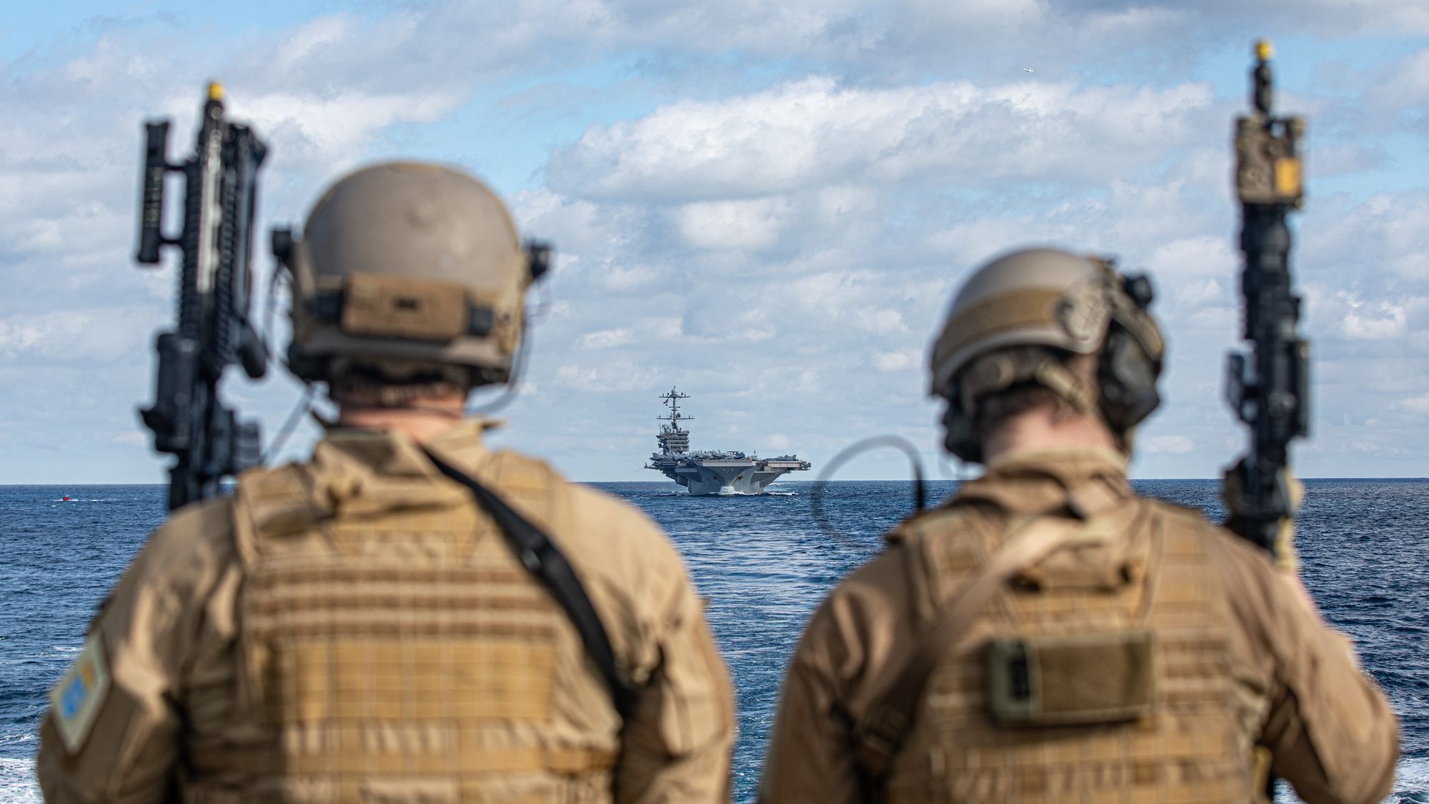 Artillerister om bord på KNM Fridtjof Nansen følger med på hangarskipet USS Harry S. Truman under sertifiseringsøvelsen i Atlanterhavet i oktober.