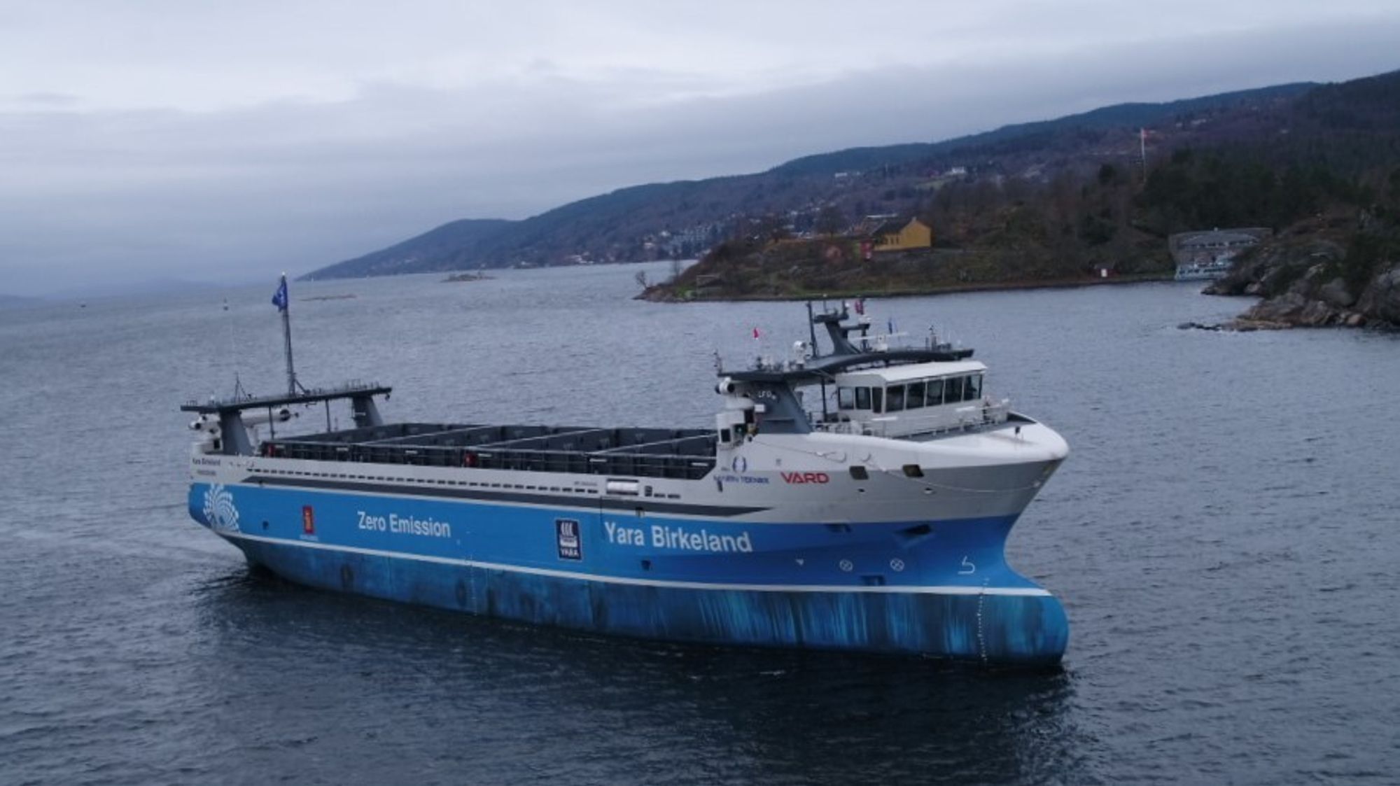 Yara Birkeland på vei inn Oslofjorden 18. november 2021. Fra 2022 skal det elektriske containerskipet erstatte 40.000 vogntogturer årlig. Fra 2024 skal det også seile autonomt.