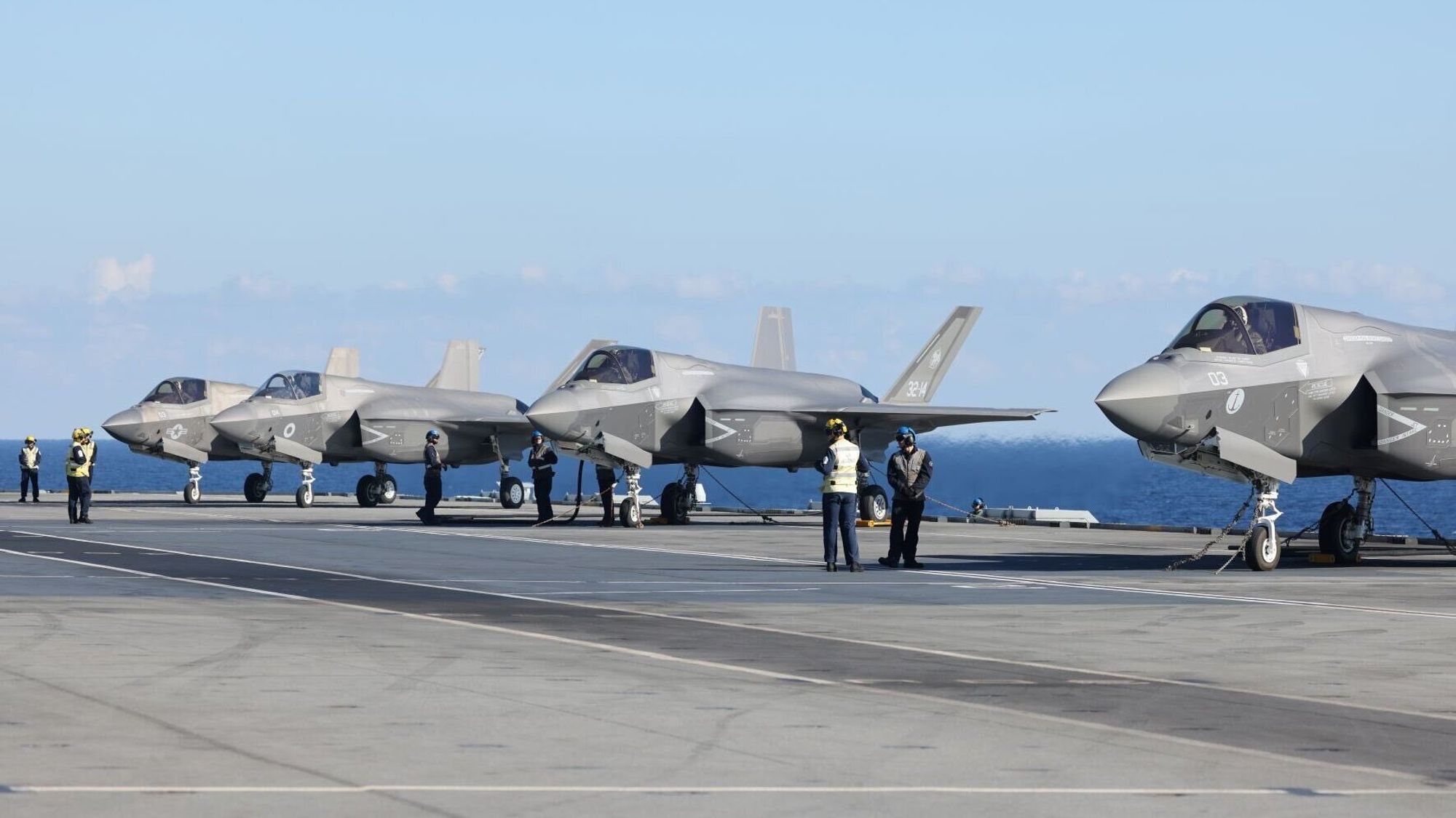 Her er F-35B fra fire forsvarsgrener på dekket på HMS Queen Elizabeth. De er fra US Marine Corps (t.v), Royal Air Force, Aeronautica Militare og Marina Militare.