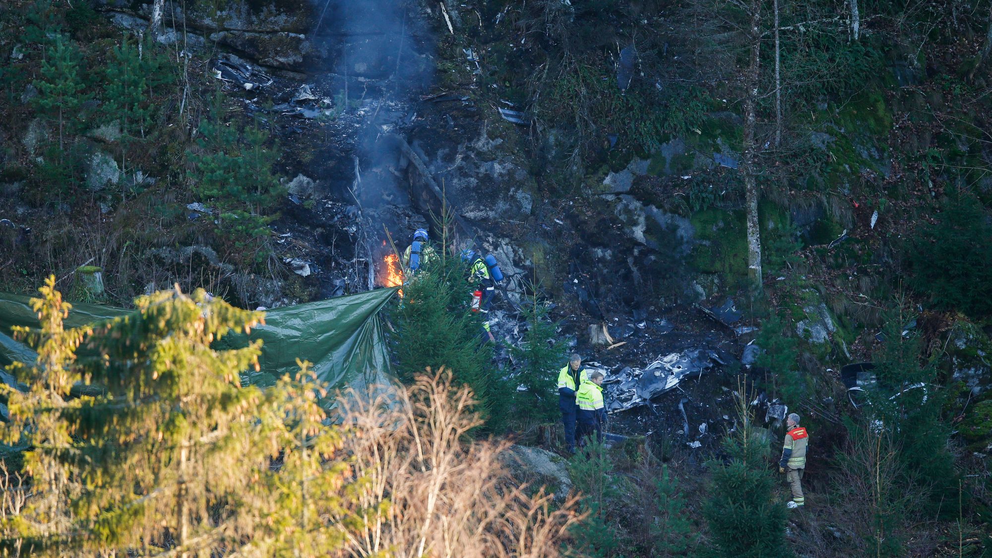 En person observerte at flyet plutselig gikk i spinn ned i et skogområde i Larvik. Vedkommende ringte deretter politiet, og nødetatene brukte noe tid på å komme fram til ulykkesstedet, som ligger i ulendt terreng.