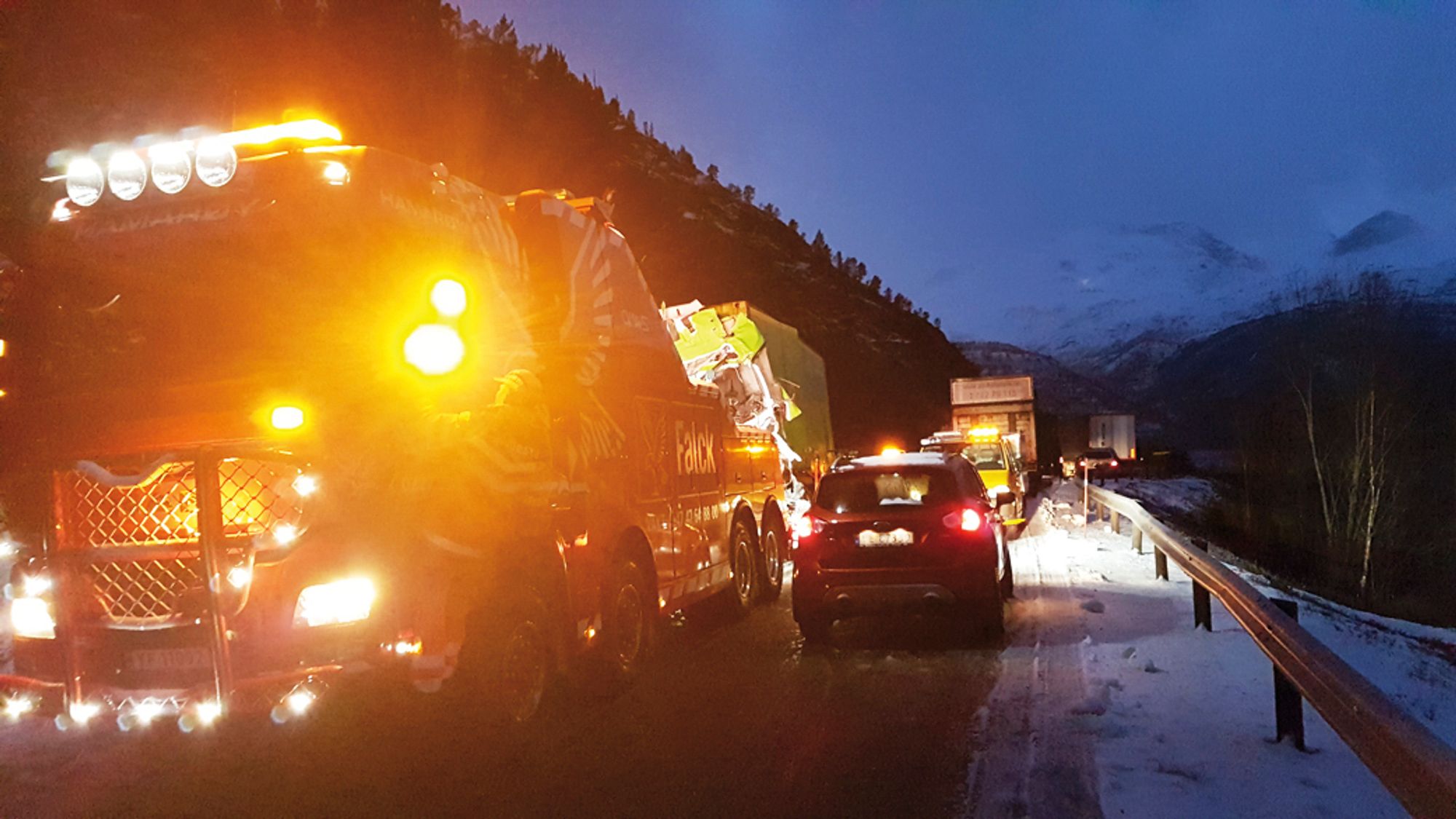 Hamarøy 8. januar 2020. En av de fire trailerne som var involvert i ulykken der to personer omkom, fraktes ut fra området.