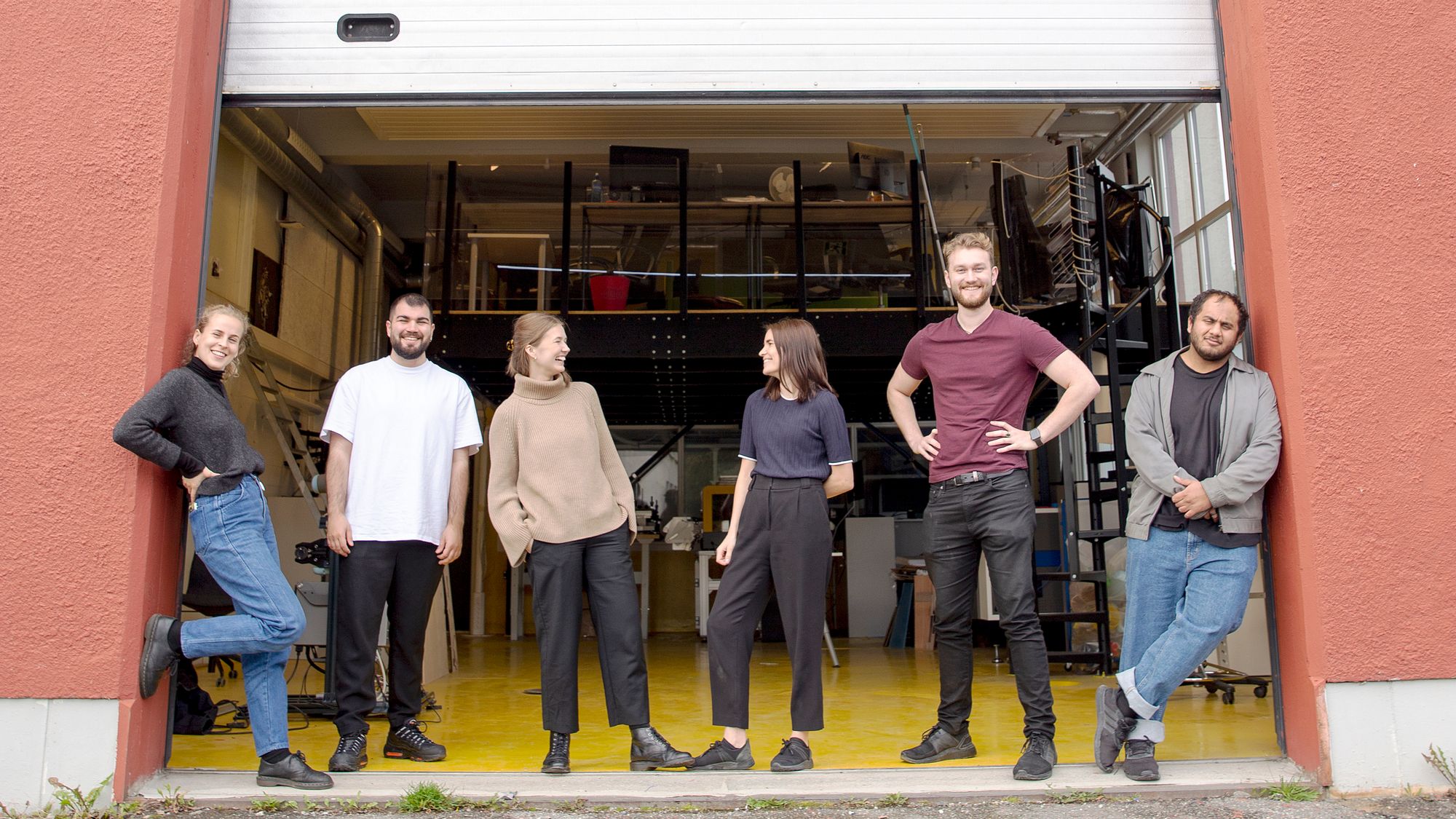 CEO i Sensorita og studentinnovasjonskoordinator ved Eik Lab Ulrikke Lien (t.v.), CTO i Sensorita Emil Skar, Li-Tech-gründerne Synne Sauar og Ida Marie Pedersen, og 4. års sivilingeniør-studentene Aleksander Eriksen og Uzair Aftab har alle lagt ned mange arbeidstimer i denne garasjen i TF-kvartalet ved NMBU. Eik Lab er NMBU og Realteks satsing på studentinnovasjon.