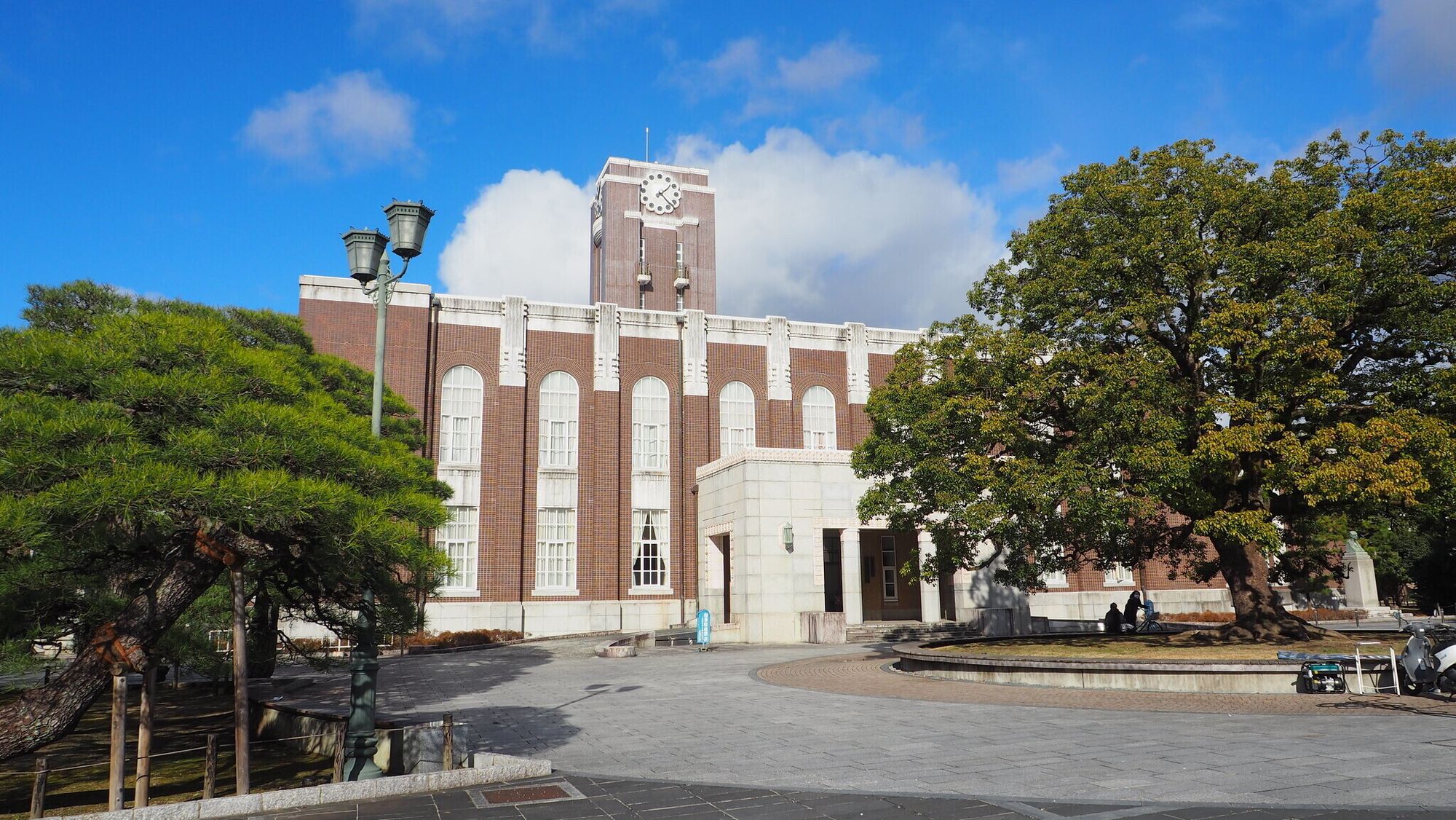 Universitetet i Kyoto har produsert mer enn et dusin nobelprisvinnere. Bildet viser inngangen ved hovedcampus.