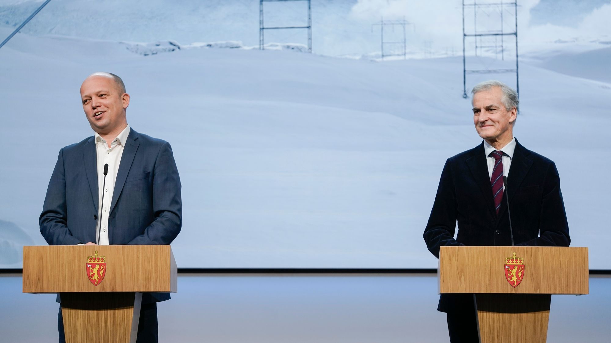 Jonas Gahr Støre (Ap) og Trygve Slagsvold Vedum (Sp) bekrefter at de vil øke støtten.