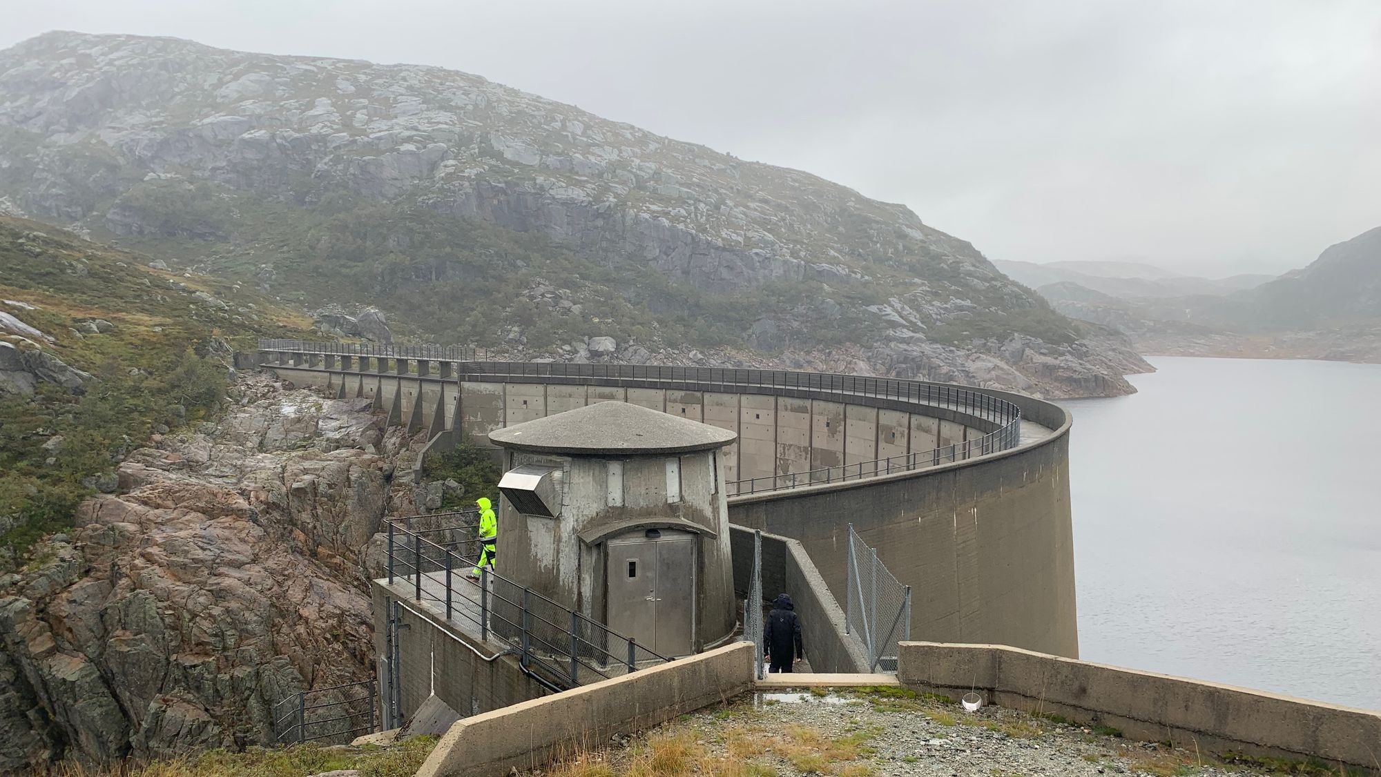 Mer regn vil gi mer flom. Høyre og Frp mener at flomvern og mer vannkraft kan kombineres. Nå får de også støtte av regjeringen.