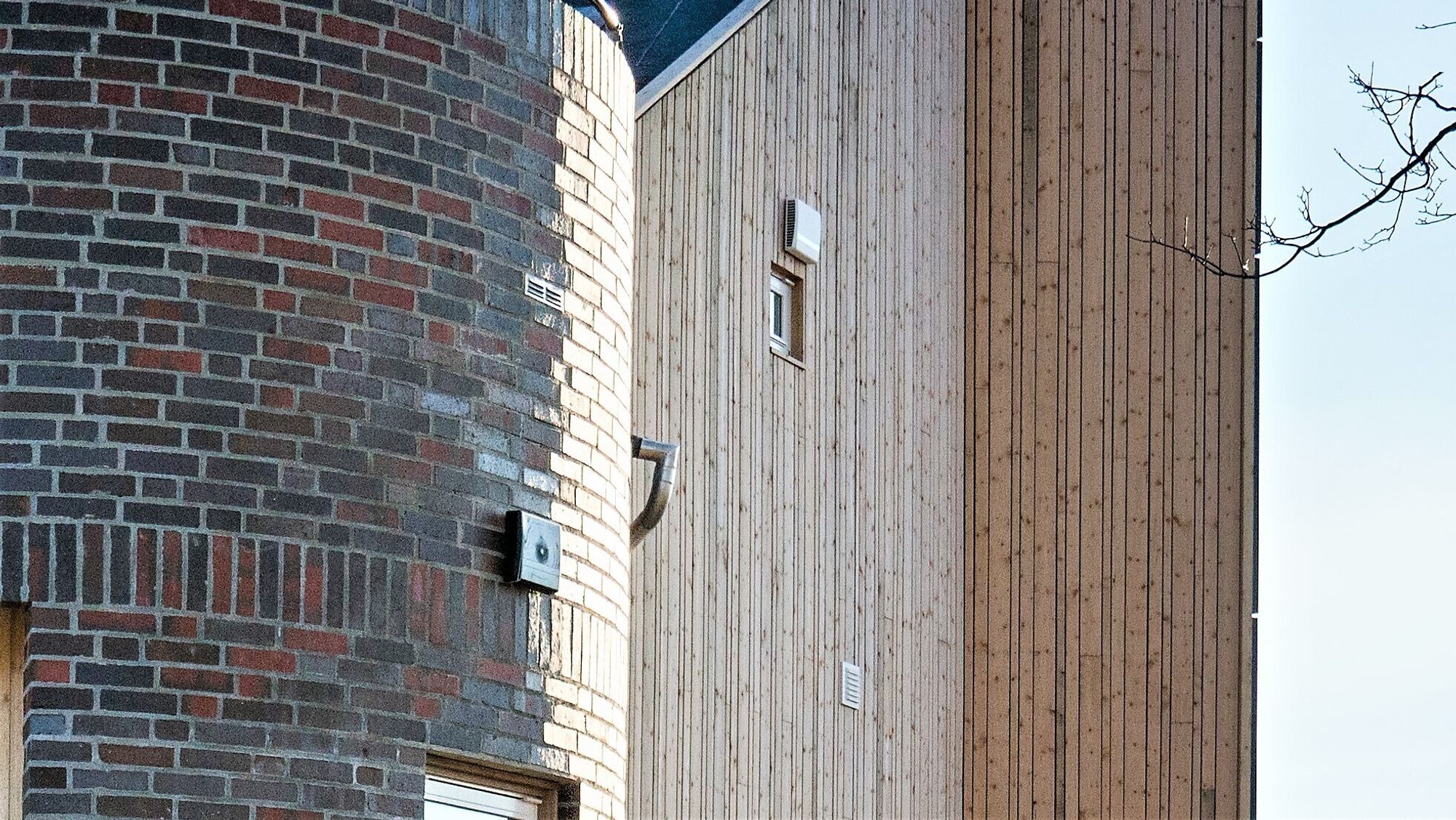 Utedelen på de største ventilatorene stikker litt ut fra husveggen.