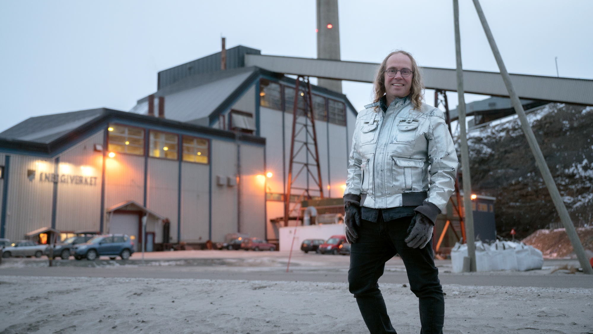 Professor Janne Wallenius bor i Longyearbyen store deler av vinteren. Her fotografert foran energiverket. 