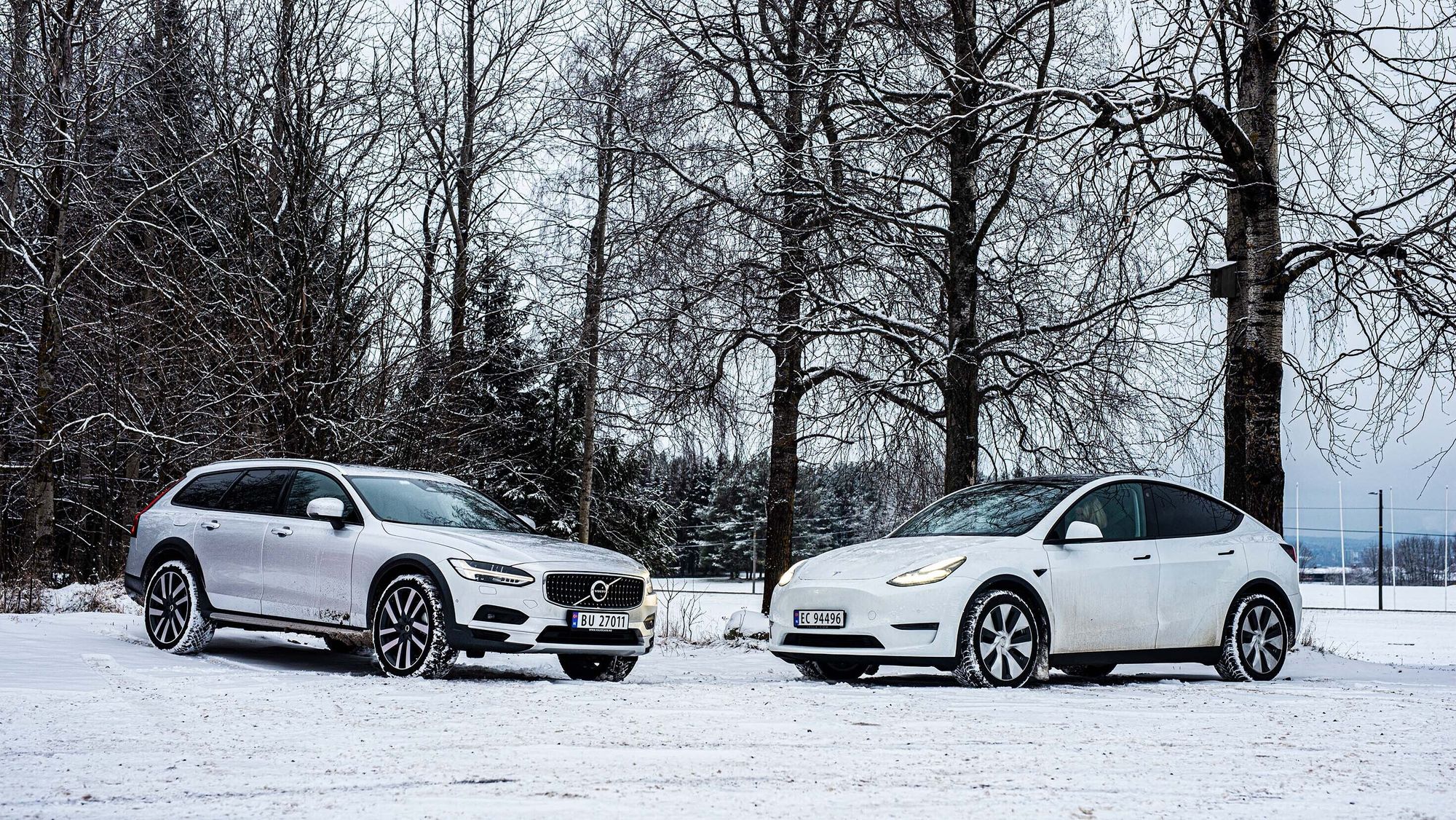 Hvor stor er kostnadsforskjellen mellom å fylle diesel og lade? Dieselbilen Volvo V90 (til venstre) møter elbilen Tesla Model Y til duell.