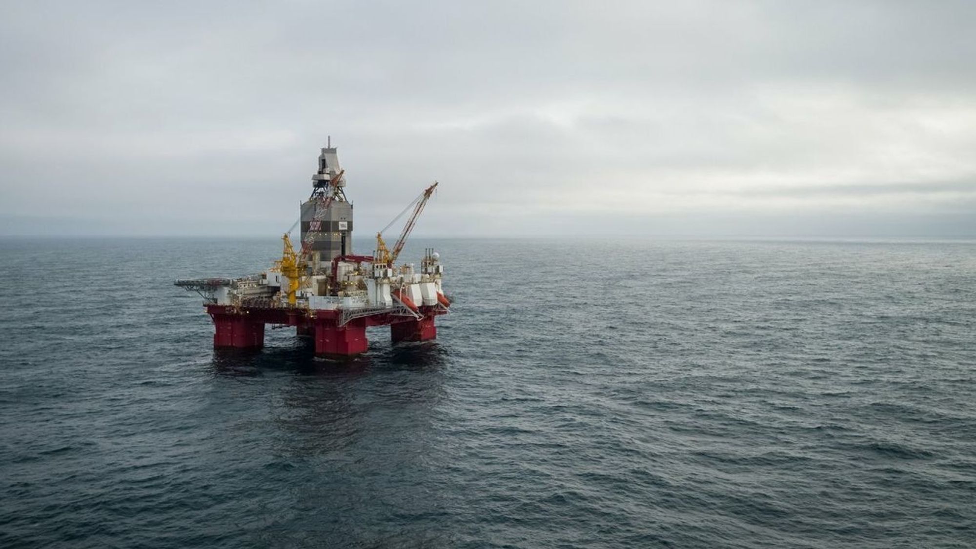 Oljedirektoratet nedjusterer hvor mye olje og gass de tror gjenstår å bli funnet i Barentshavet. Her illustrert ved boreriggen Transocean Enabler på oppdrag for Equinor i Barentshavet.