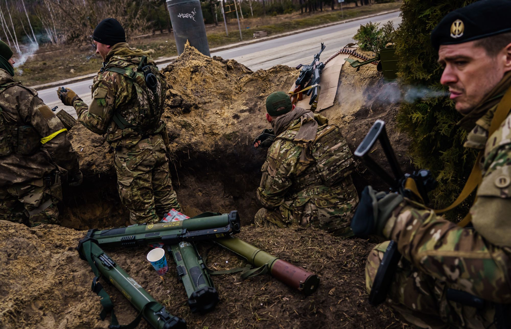 Ukrainske soldater forbereder seg på russisk angrep i Irpin, like vest for Kyiv, søndag 6. mars. På bildet ser vi tre M72 produsert av Nammo på Raufoss.