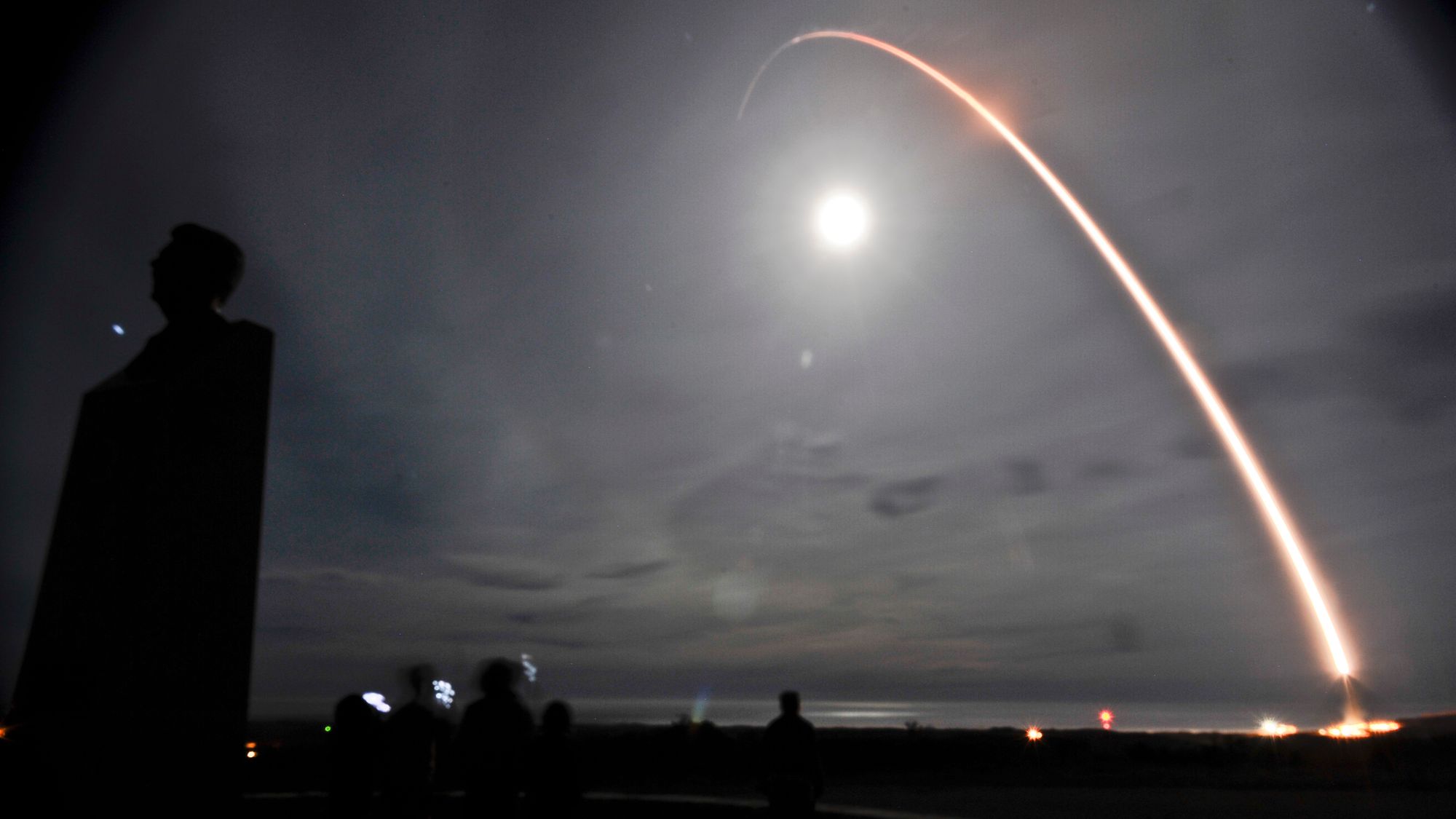 Fra testoppskytning av en amerikansk LGM-30G Minuteman III interkontinental missil.