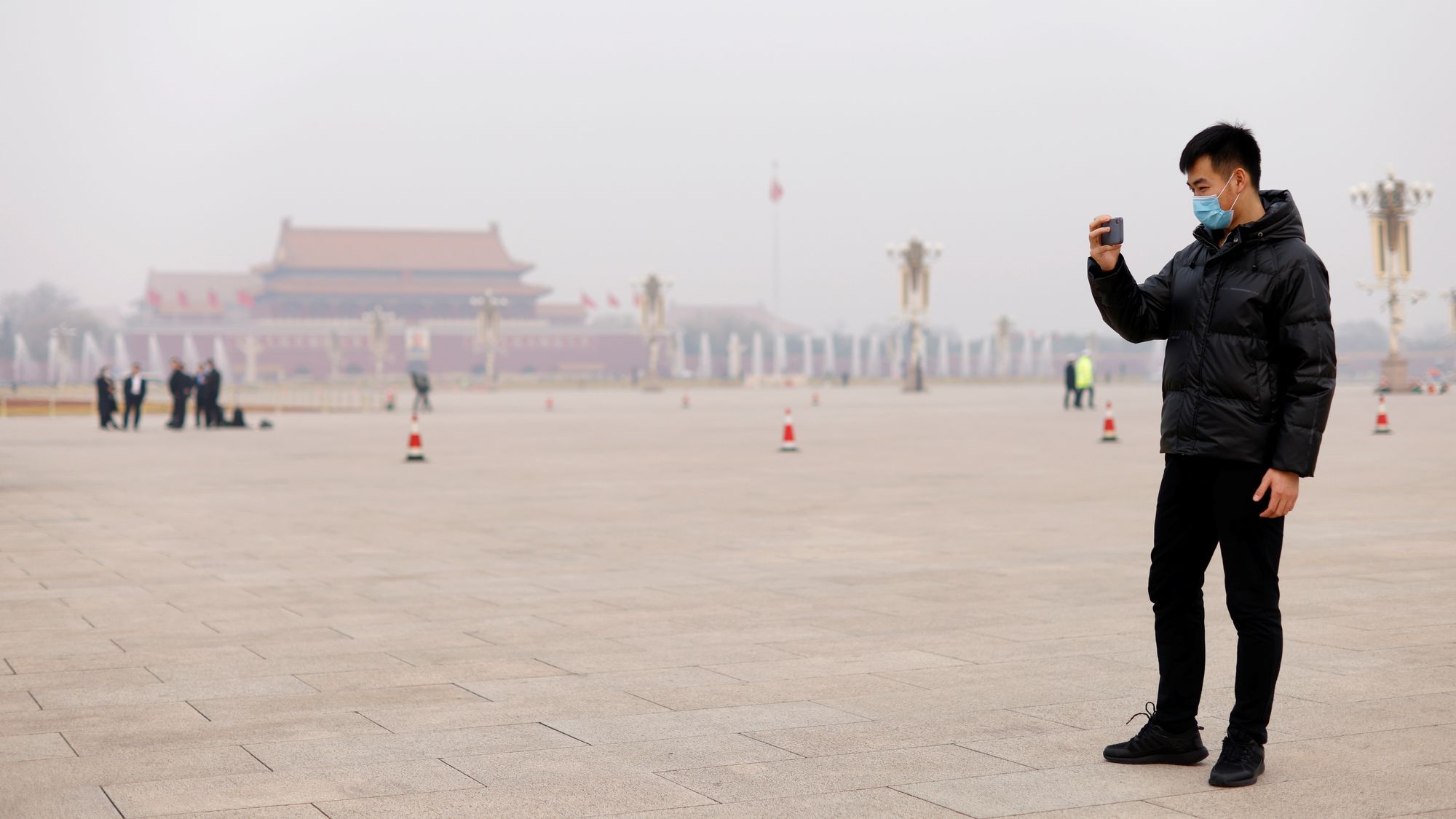 Illustrasjonsbilde, tatt på den himmelske freds plass i Beijing i mars 2021. Kinas ferske regulering av anbefalingsalgoritmer legger begrensninger på store teknologiselskaper i landet.