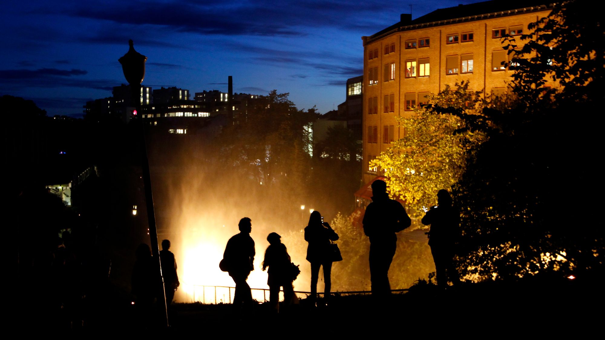 – Laksen i Akerselva og torsken i havneområdene i Oslo er utsatt for overraskende høye nivåer av lysforurensing, sier forsker Romain Fontaine. Bildet er fra festivalen Elvelangs og en kveld med ekstra mye lys.