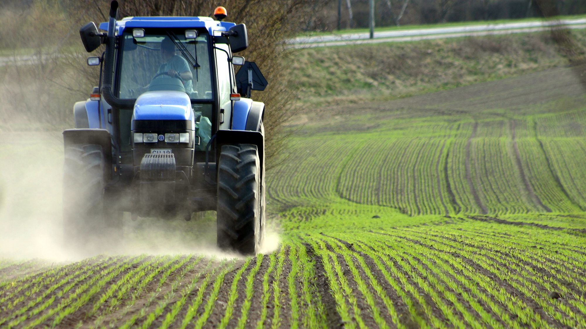 Det meste av menneskeskapt lystgassutslipp kommer fra landbruk og matproduksjon. Forskere ved NMBU undersøker nå hvordan bakterier i jorden kan hjelpe oss med å redusere disse utslippene.