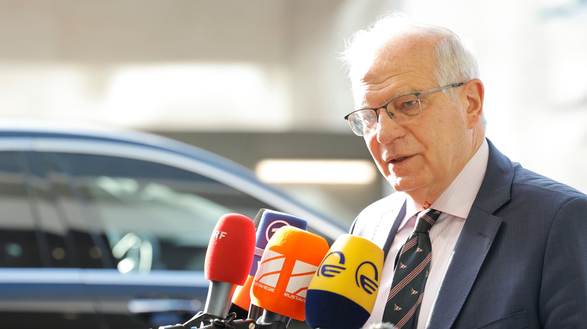 EUs utenrikssjef Josep Borrell holder alle muligheter åpne i spørsmålet om sanksjoner mot russisk olje og gass.