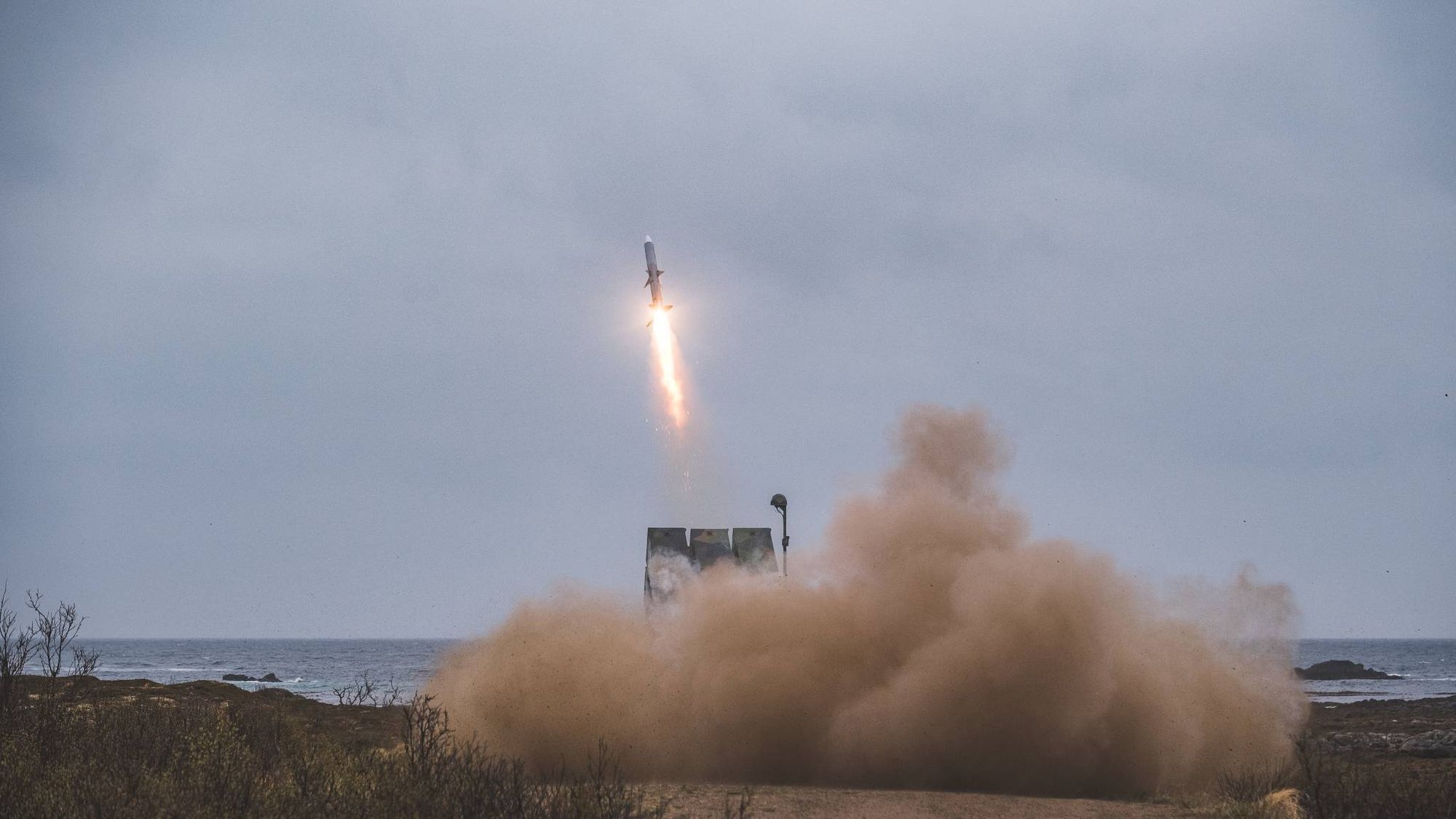 Fra tidligere Nasams-skyting på Andøya. Onsdag skal den nyopprettede luftvernbataljonen på Evenes skyte skarpt for første gang med eget materiell.