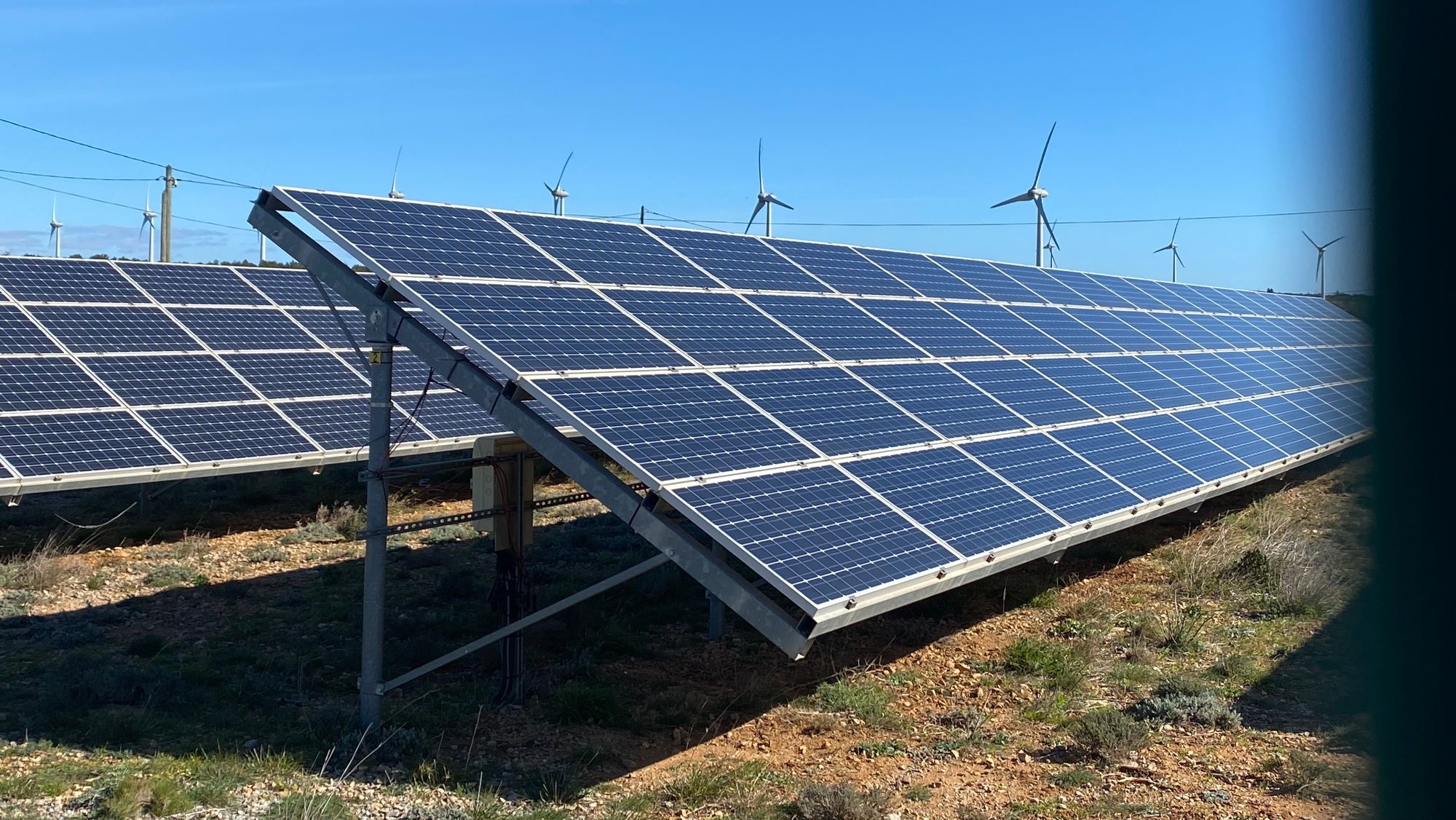 Fornybar energi er plasskrevende. Her fra en vind- og solpark i Aude i Frankrike. 