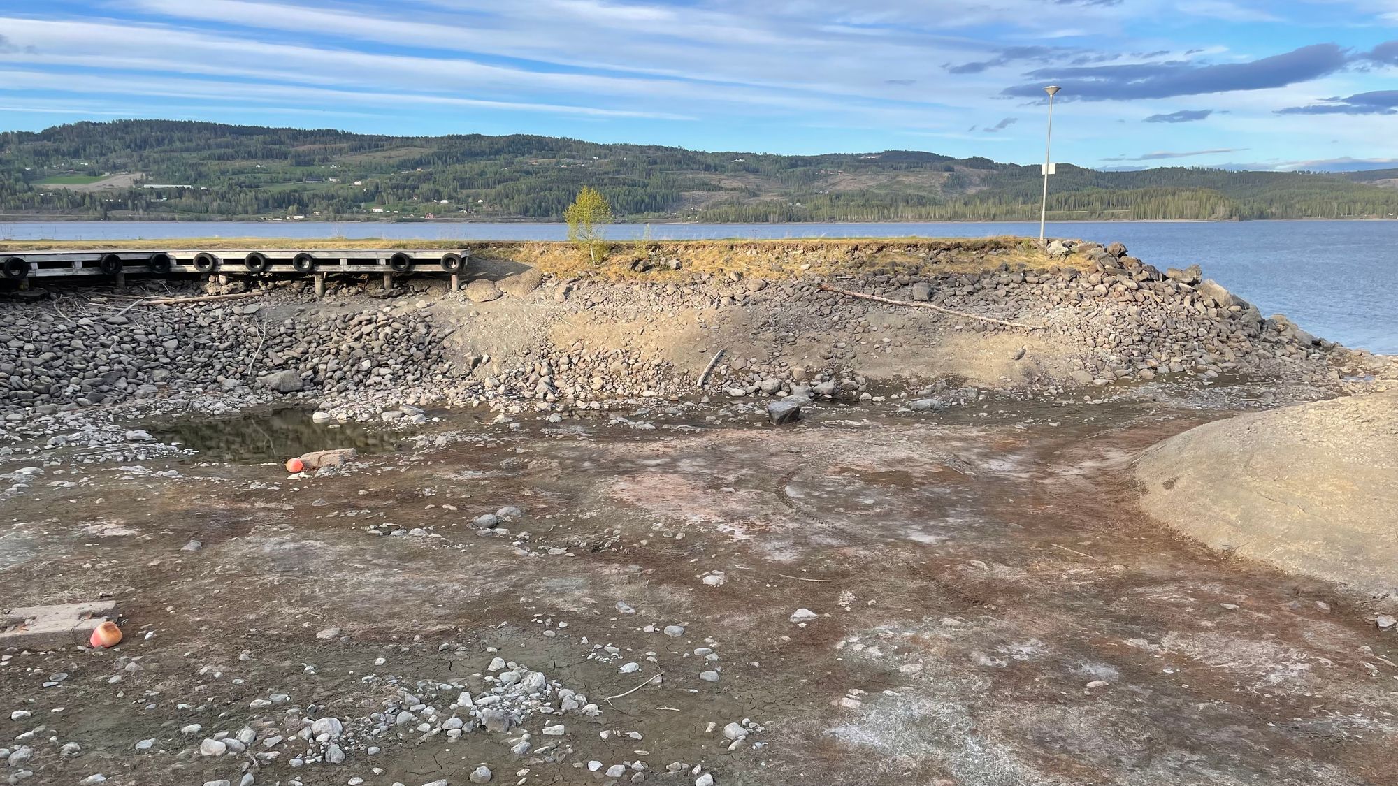 Vannstanden i Mjøsa har vært svært lav i år. Mjøsa renner ut i Vorma og senere Glomma, hvor det ligger fem store kraftverk. Bildet er tatt 14. mai i en tørr småbåthavn på Biristrand.