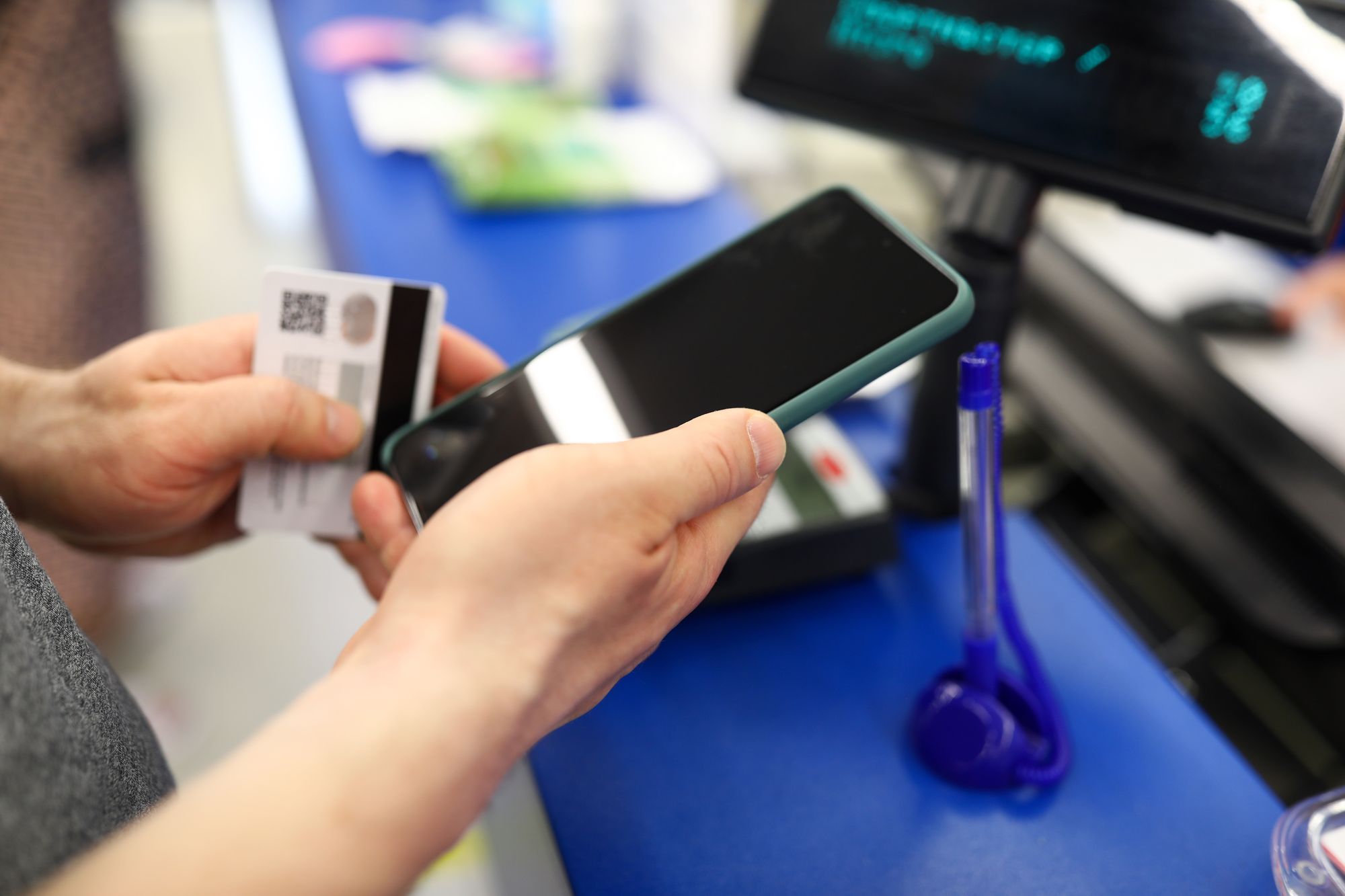Mange bruker mobilen til betalingsløsninger og banktjenester.