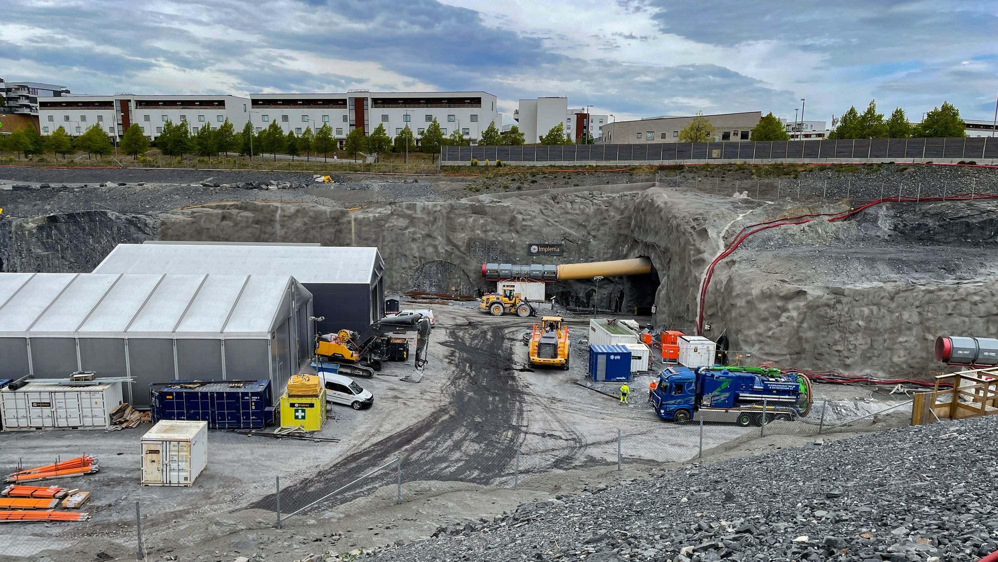 På Fornebu er entreprenøren i gang med byggegropen for stasjonen på Fornebu. 