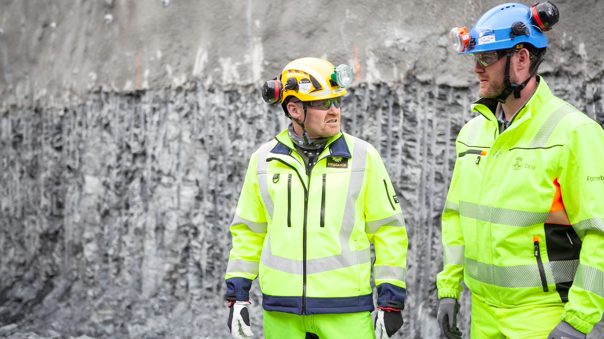 Prosjektleder Ole Magne Rønning og teknisk byggeleder Rikard Slaastuen på det som vil bli framtidige Flytårnet stasjon på Fornebu. 