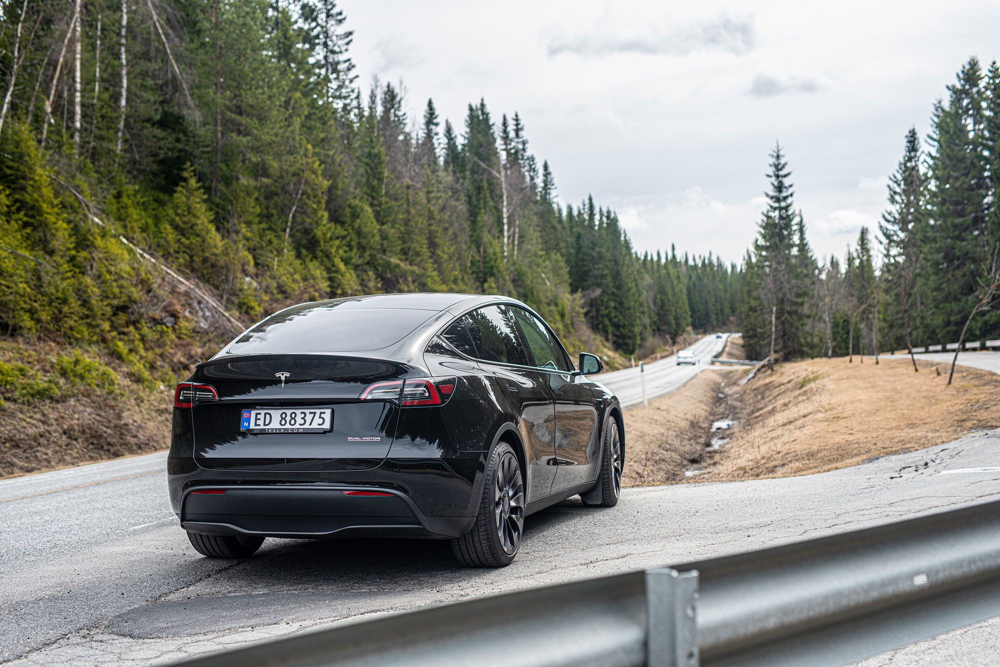 Eldre elbiler kan godt tåle å kjøre langt, men det krever ofte utskiftning av både hjuloppheng, motorer og batterier. Bildet viser en Tesla Model Y.