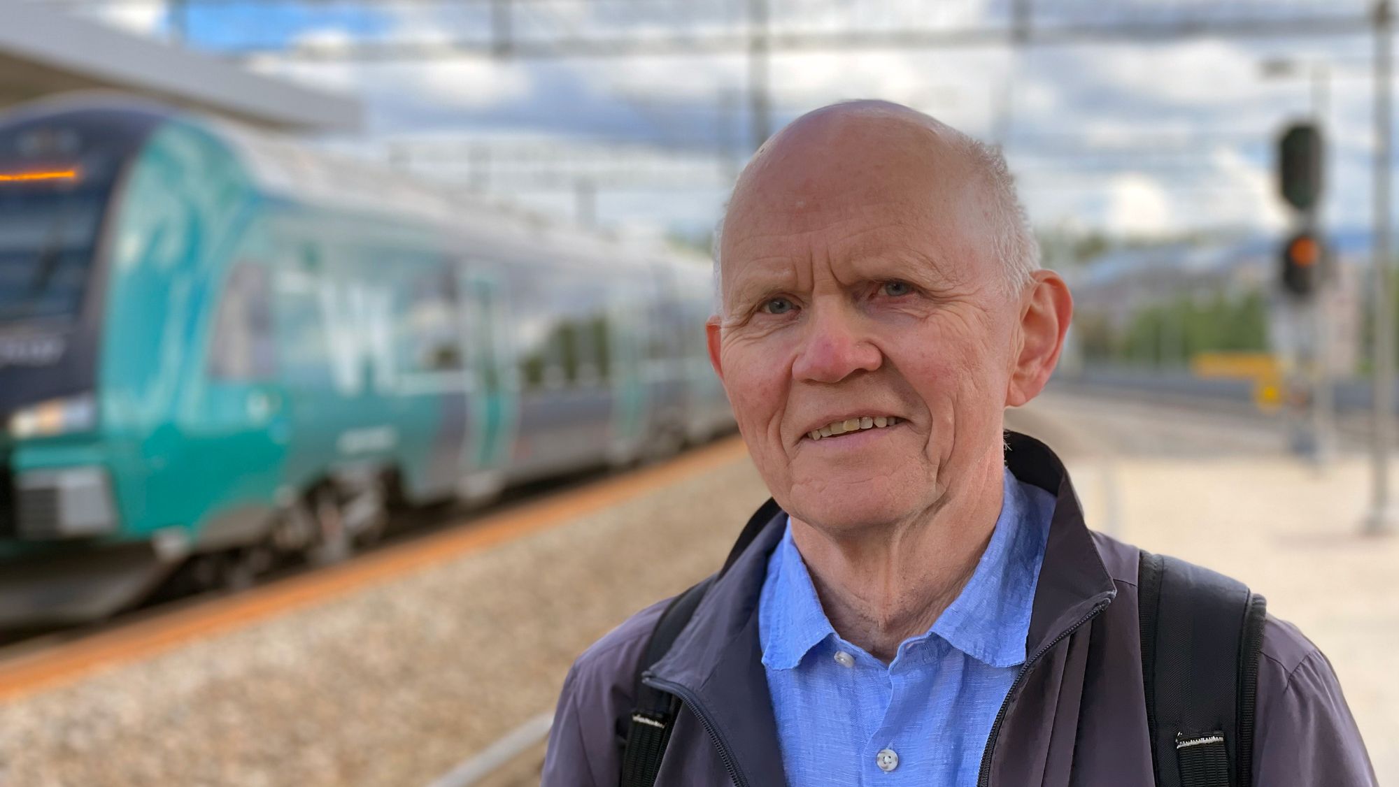 Svein Skartsæterhagen er på Lysaker stasjon, der han mener Fornebubanen som tog kan kobles på lokaltognettet. 